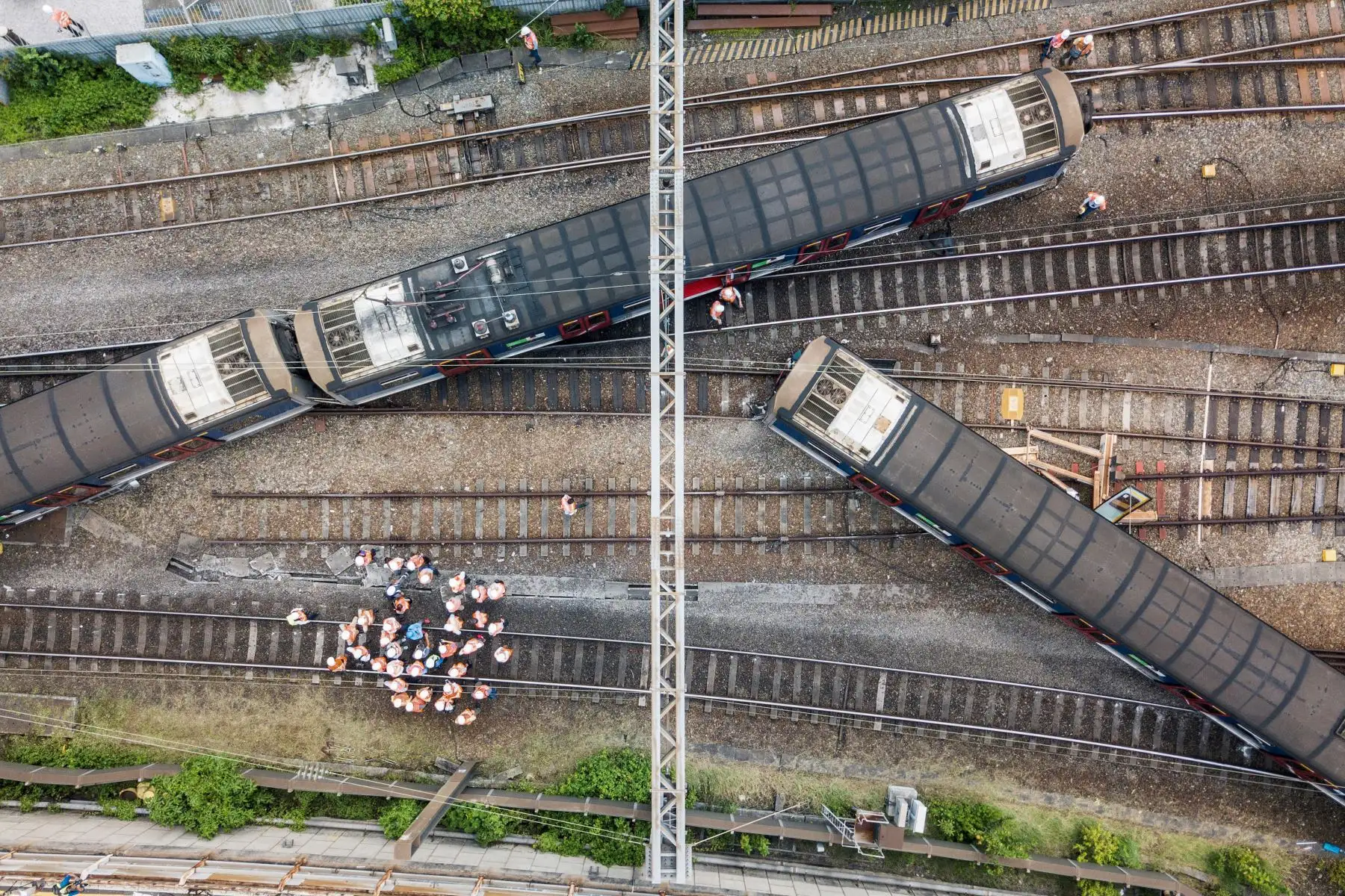 En total se evacuó del tren a 500 pasajeros, de los que ocho mostraban lesiones cuando llegaron al vestíbulo de la estación, según las autoridades. Foto: AFP