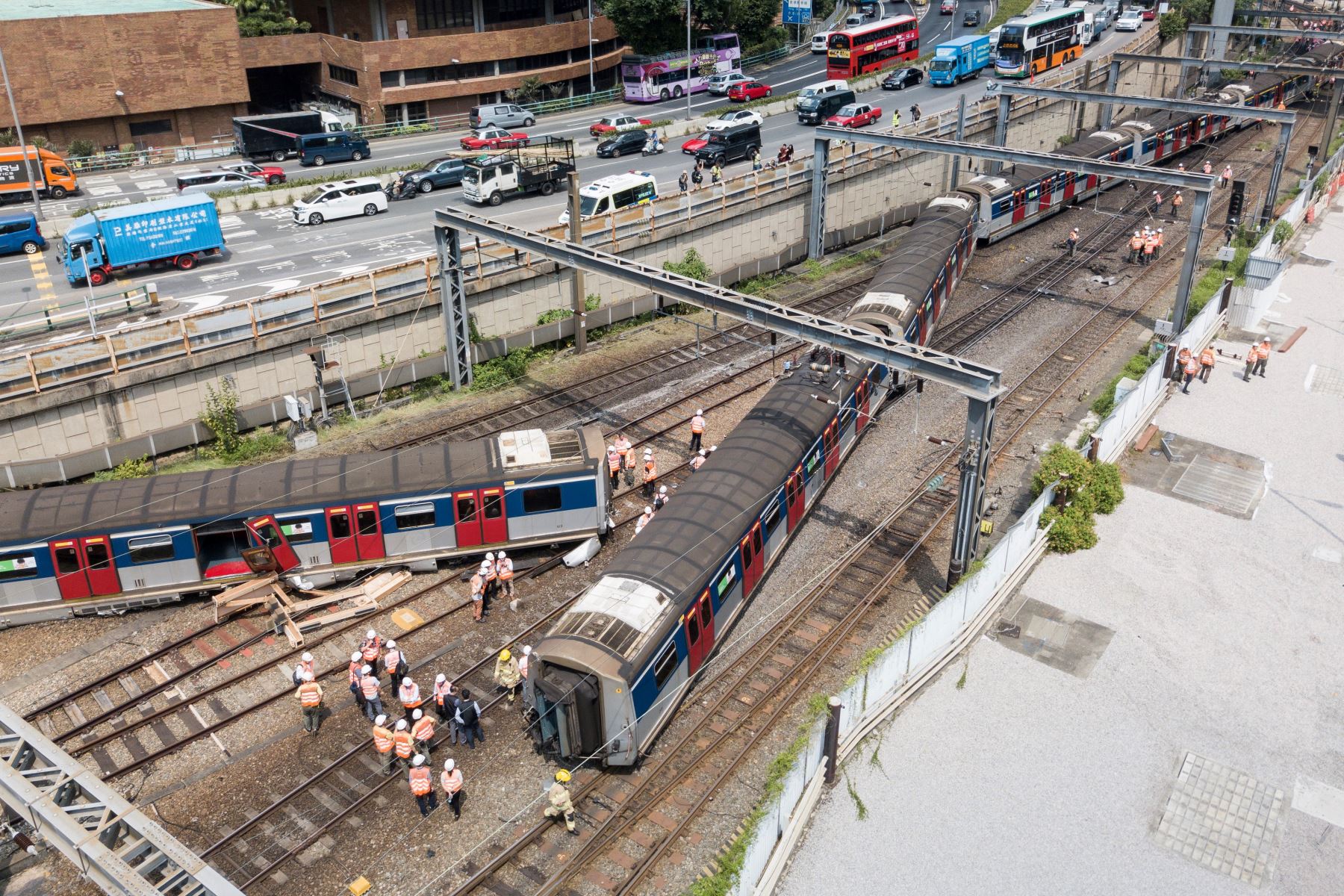 Los servicios ferroviarios entre dos estaciones de la línea tuvieron que suspenderse debido al accidente según MTR Corporation, la única compañía ferroviaria de la ciudad. Foto: AFP
