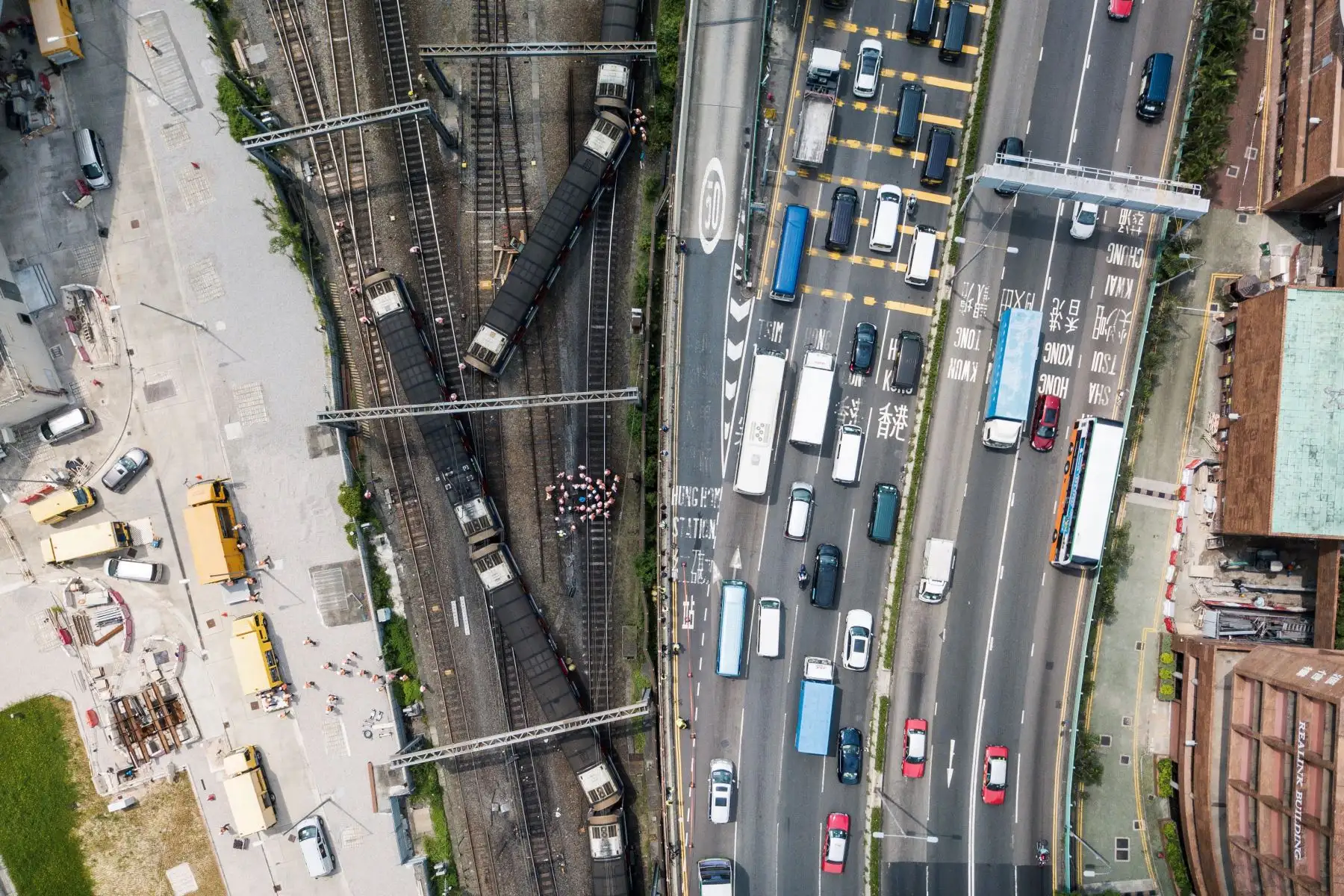 Un tren de pasajeros descarriló en hora punta la mañana de este martes en Hong Kong, dejando ocho heridos, según las autoridades. Foto: AFP