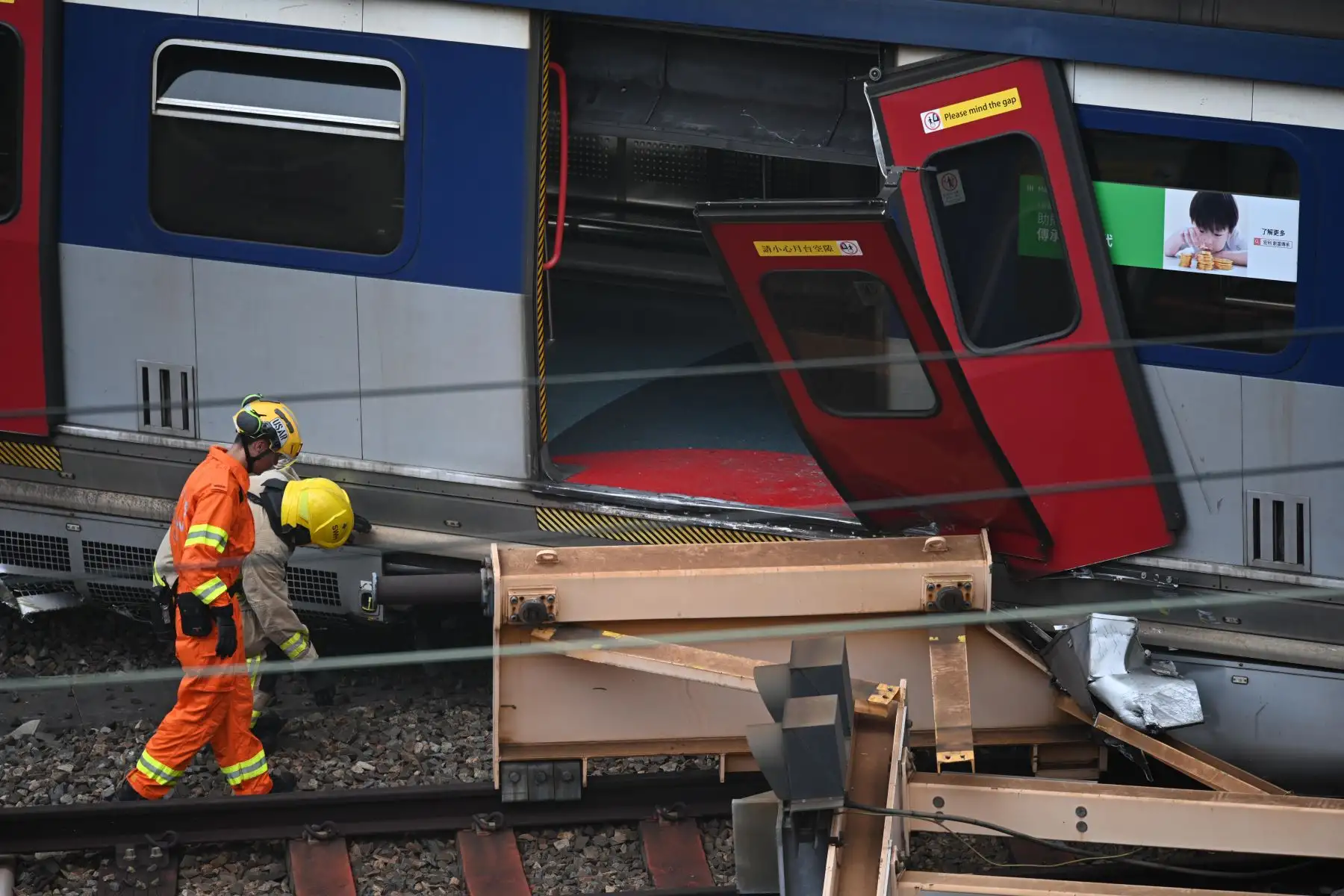 Los pasajeros tuvieron que salir del tren por una puerta rota y cruzar las vías para llegar a una zona segura. Foto: AFP