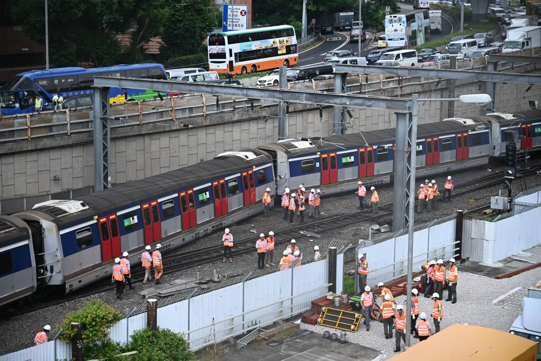 Los pasajeros tuvieron que salir del tren por una puerta rota y cruzar las vías para llegar a una zona segura. Foto: AFP