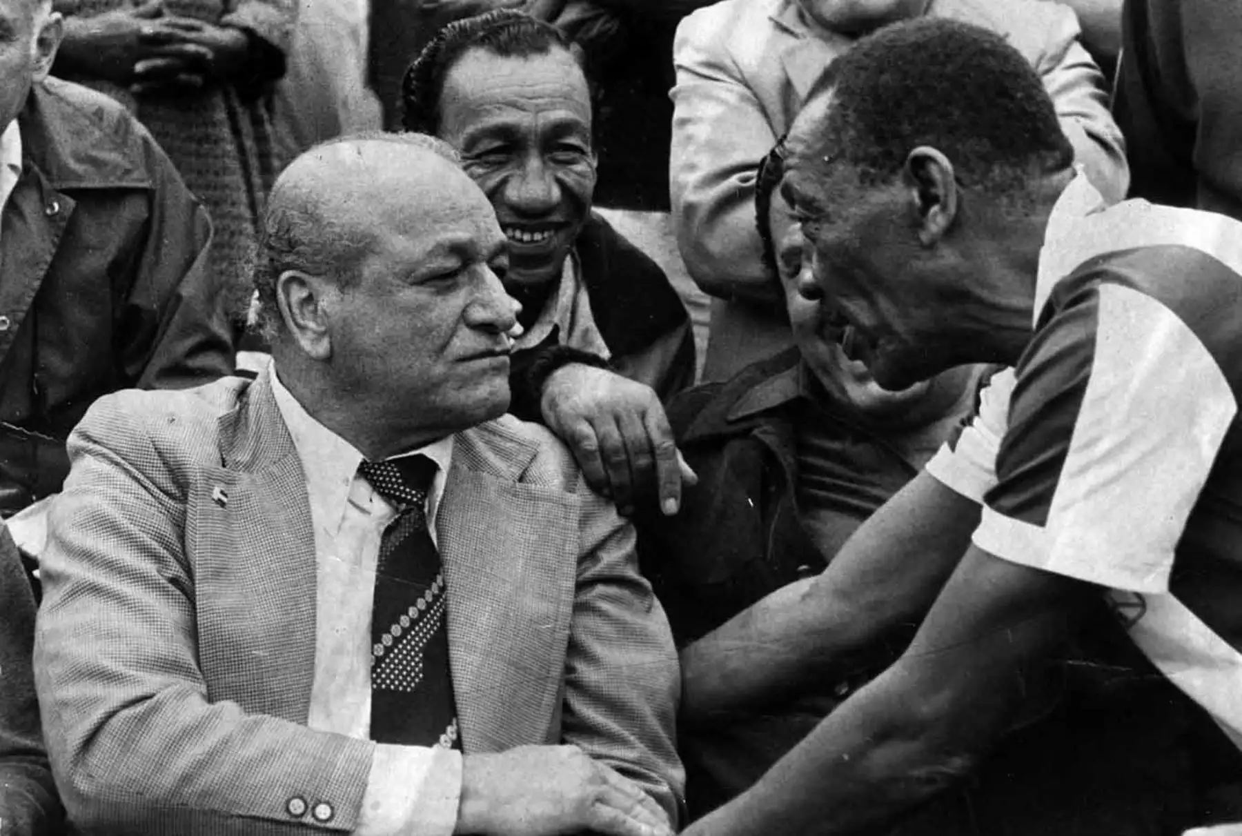 Lima - 30 agosto 1983 / Teodoro "Lolo" Fernández y Guillermo "Willy" Barbadillo durante un homenaje que se le tributo al gran cañonero de Universitario de Deportes.
Foto: Archivo diario el Peruano
