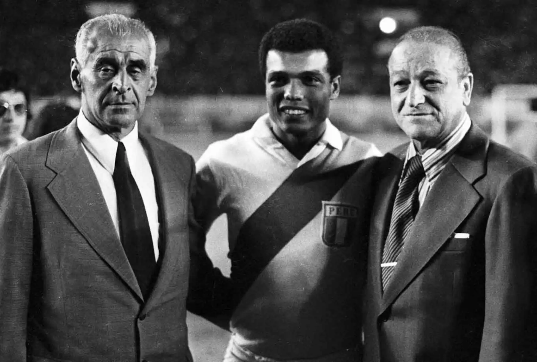El gran "Lolo " Fernández junto al " Nene " Cubillas, goleador histórico de los mundiales con la selección peruana y Jorge "Campillo" Alcalde.
Foto: Archivo el Peruano