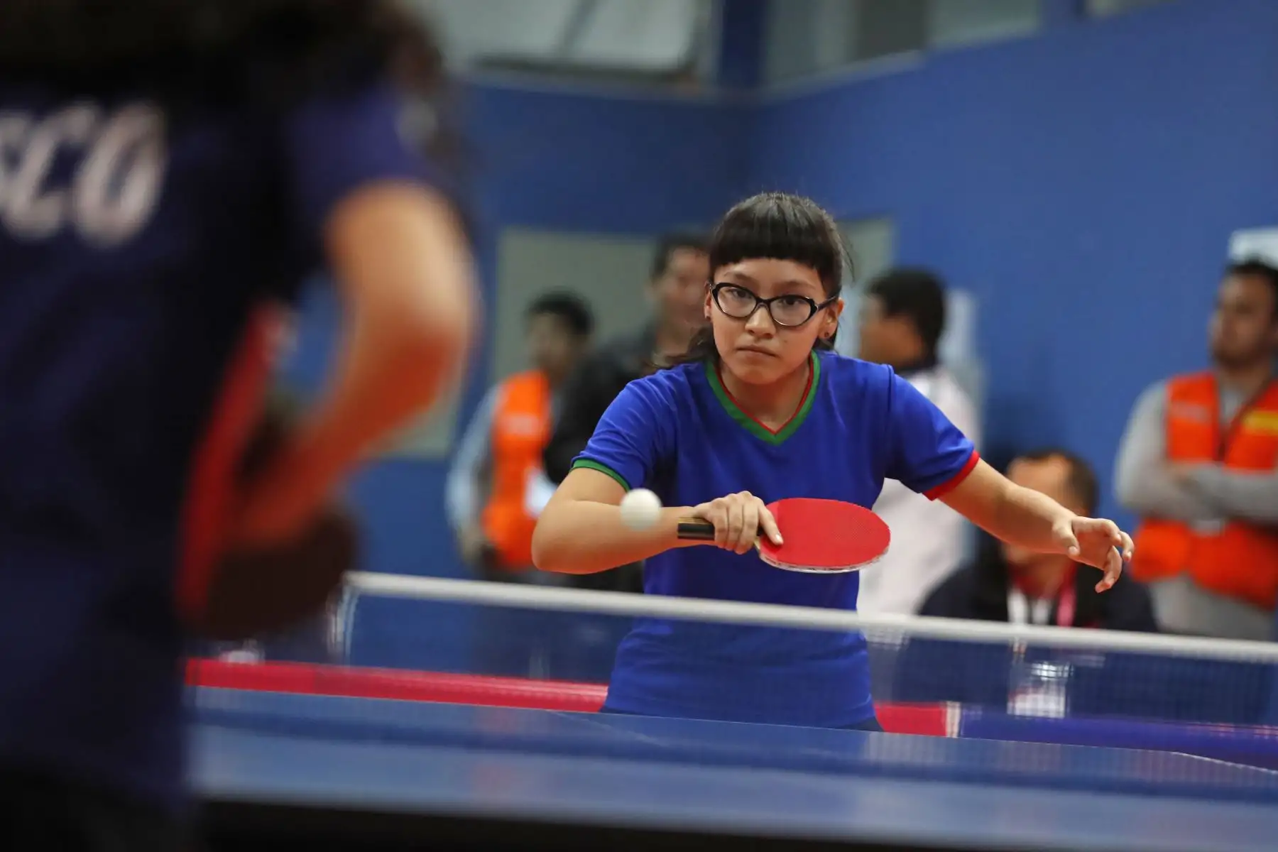 Cecilia Valentina Zea del Colegio Juan XXIII de Moquegua juega contra el Colegio Alheli Llufire del Auxiiadora de Cusco el partido de Tenis de Mesa por  los Juegos Deportivos Escolares Nacionales en el Estadio Nacional. Foto: ANDINA/Renato Pajuelo