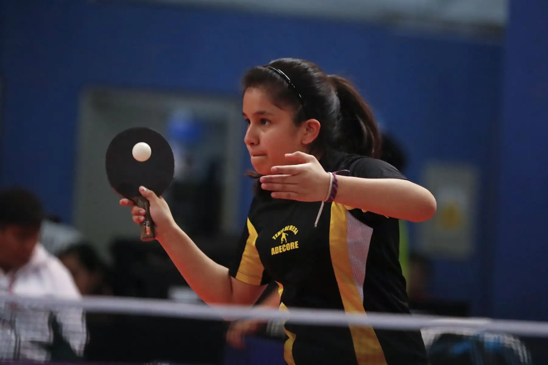 Pamela Mena del Colegio Peruano Chio Juan XXIII contra Mireya Vasquez del I.E Ciencias de San Martín  de Cusco el partido de Tenis de Mesa por  los Juegos Deportivos Escolares Nacionales en el Estadio Nacional. Foto: ANDINA/Renato Pajuelo