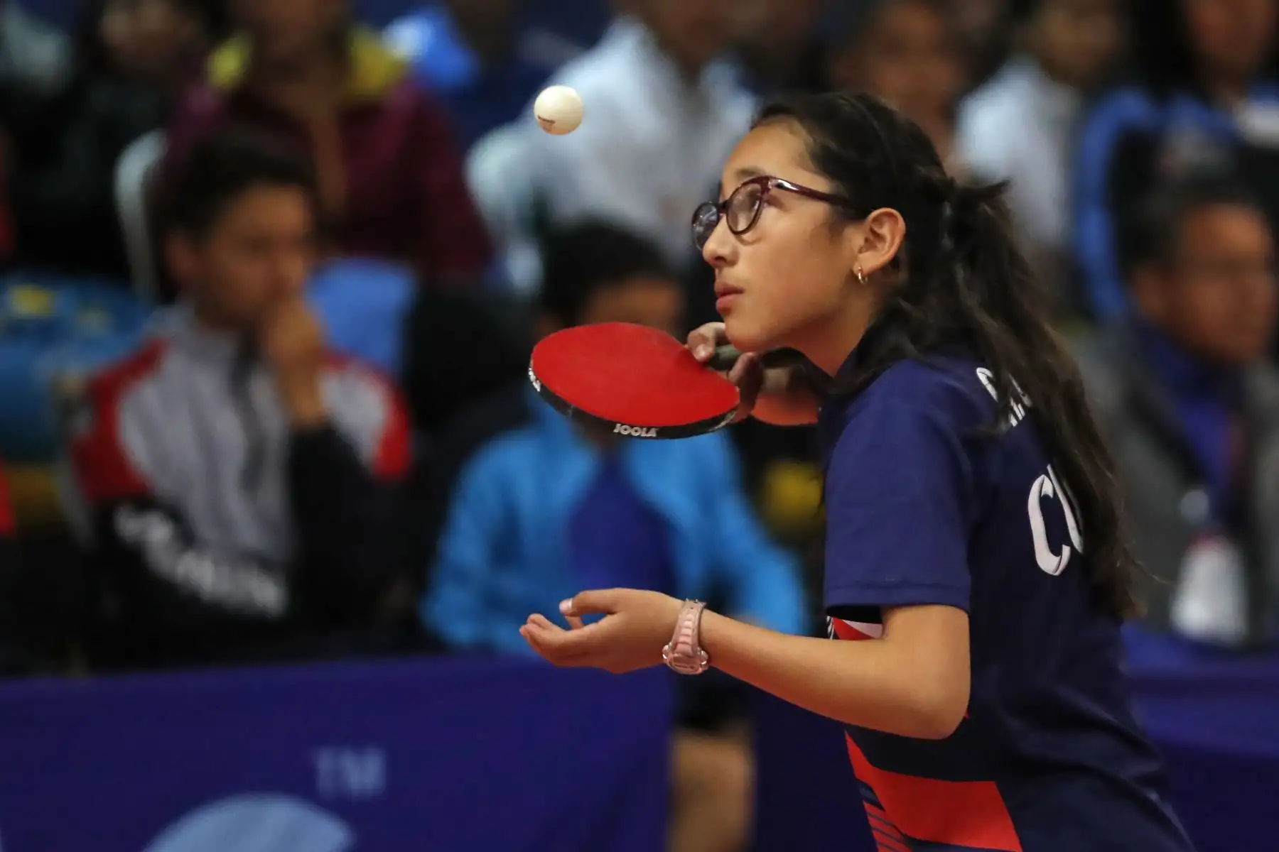 Alheli Llufire del Maria Auxiliadora de Cusco se enfrenta a Colegio Juan XXIII de Moquegua por los Juegos Deportivos Escolares Nacionales en el Estadio Nacional. Foto: ANDINA/Renato Pajuelo