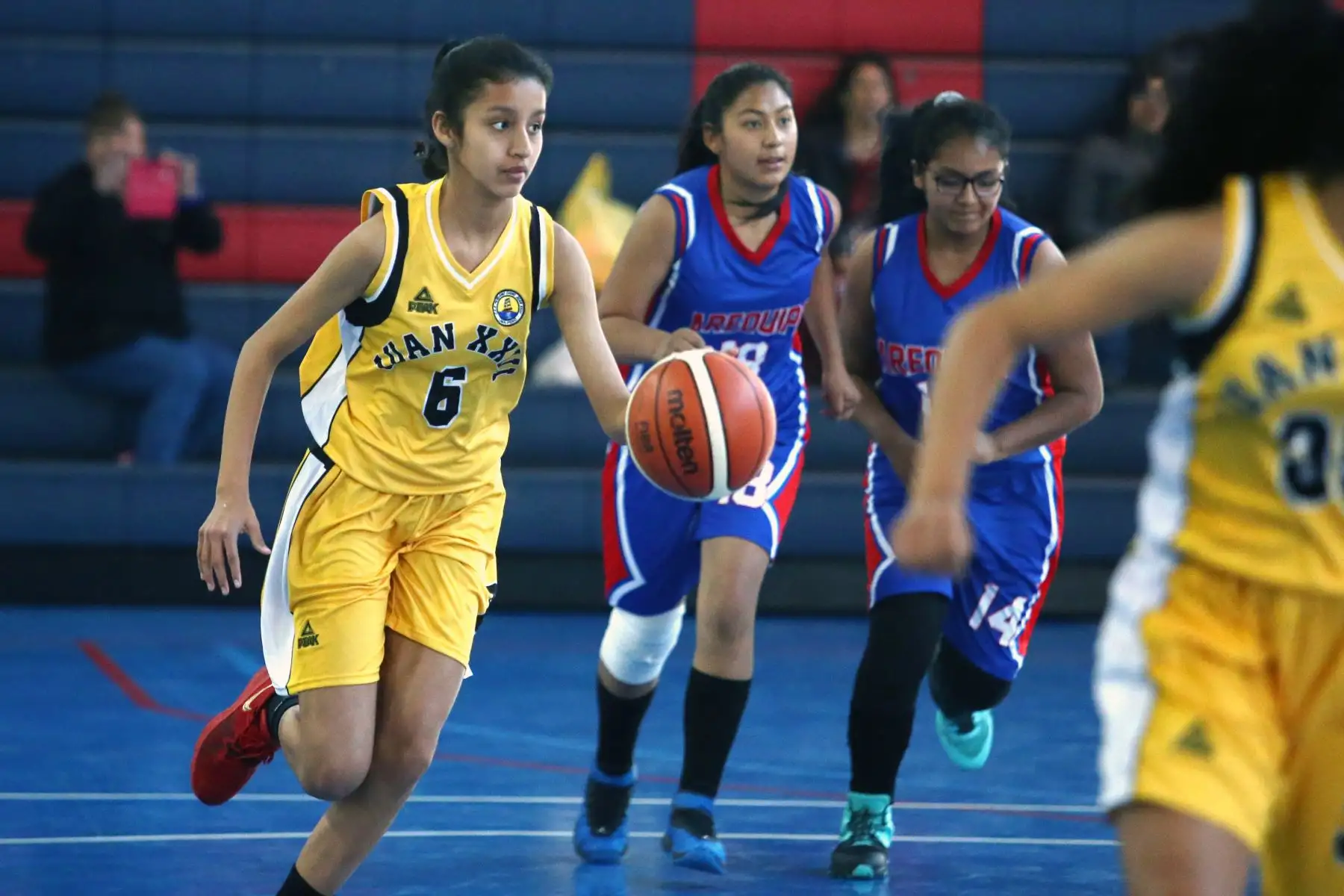 Colegio Juan XXIII Peruano Chino (Lima) disputa encuentro con el colegio Padre Damian de los SS. CC. Arwquipa en los Juegos Deportivos Escolares Nacionales desarrollado en el colegio La Recoleta de La Molina. Foto: ANDINA/Vidal Tarqui