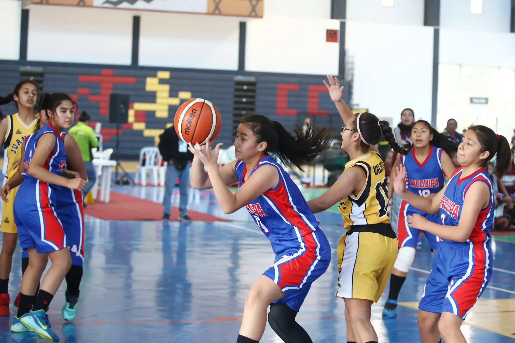 Colegio Juan XXIII Peruano Chino (Lima) disputa encuentro con el colegio Padre Damian de los SS. CC. Arwquipa en los Juegos Deportivos Escolares Nacionales desarrollado en el colegio La Recoleta de La Molina. Foto: ANDINA/Vidal Tarqui