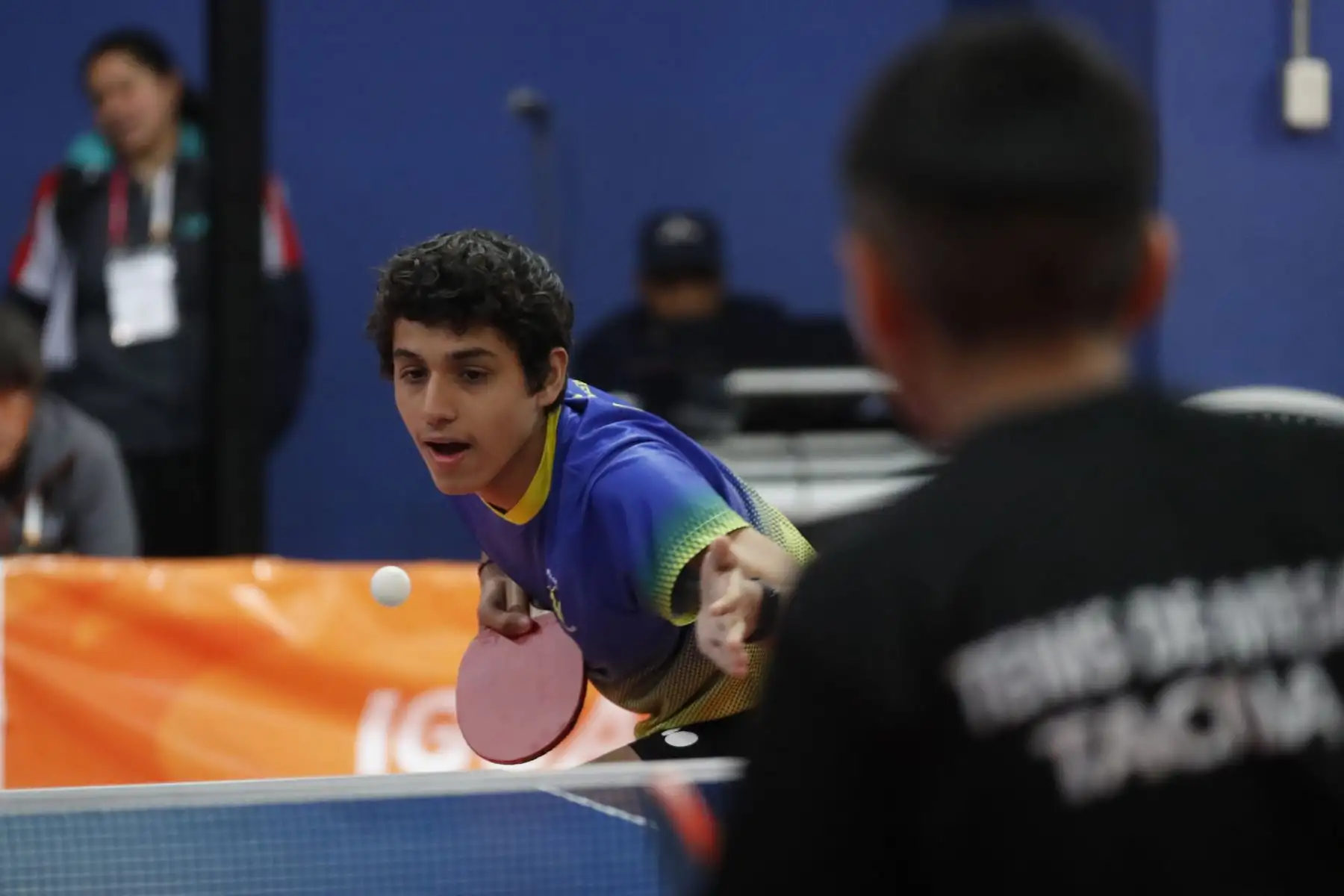 Eduardo Medonza del Colegio de la Cruz de Lima se enfrenta a Emiliano Chambi del Colegio Piloto Santa Isabel de Tacna por los Juegos Escolares Nacionales 2019. Foto: ANDINA/Renato Pajuelo