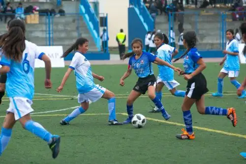 Hija de un exfutbolista, Milka es buena dribleadora y tiene una "gran cintura" para llevarse a todas. Foto: Karina Garay/ANDINA.