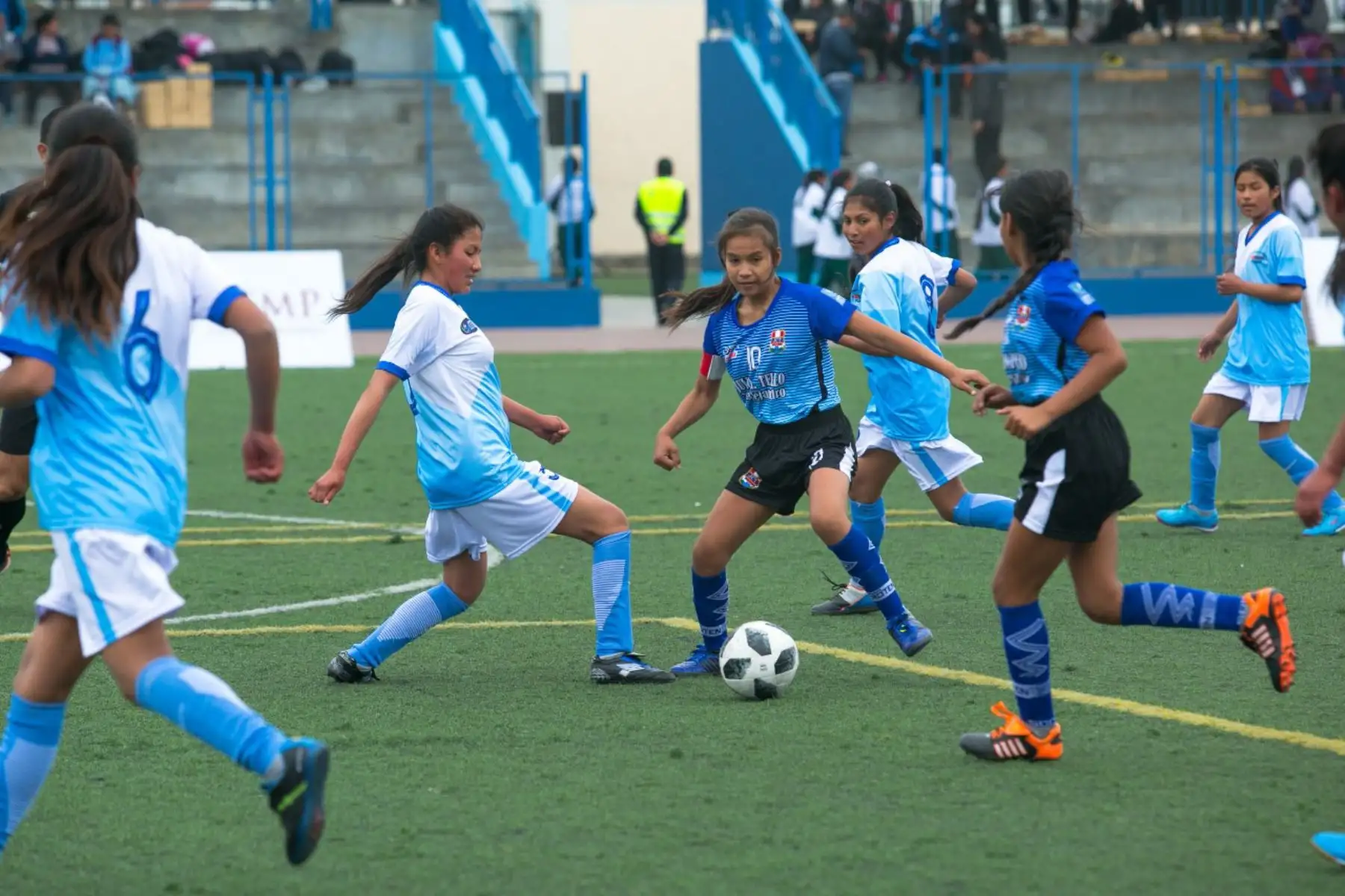 Hija de un exfutbolista, Milka es buena dribleadora y tiene una "gran cintura" para llevarse a todas. Foto: Karina Garay/ANDINA.