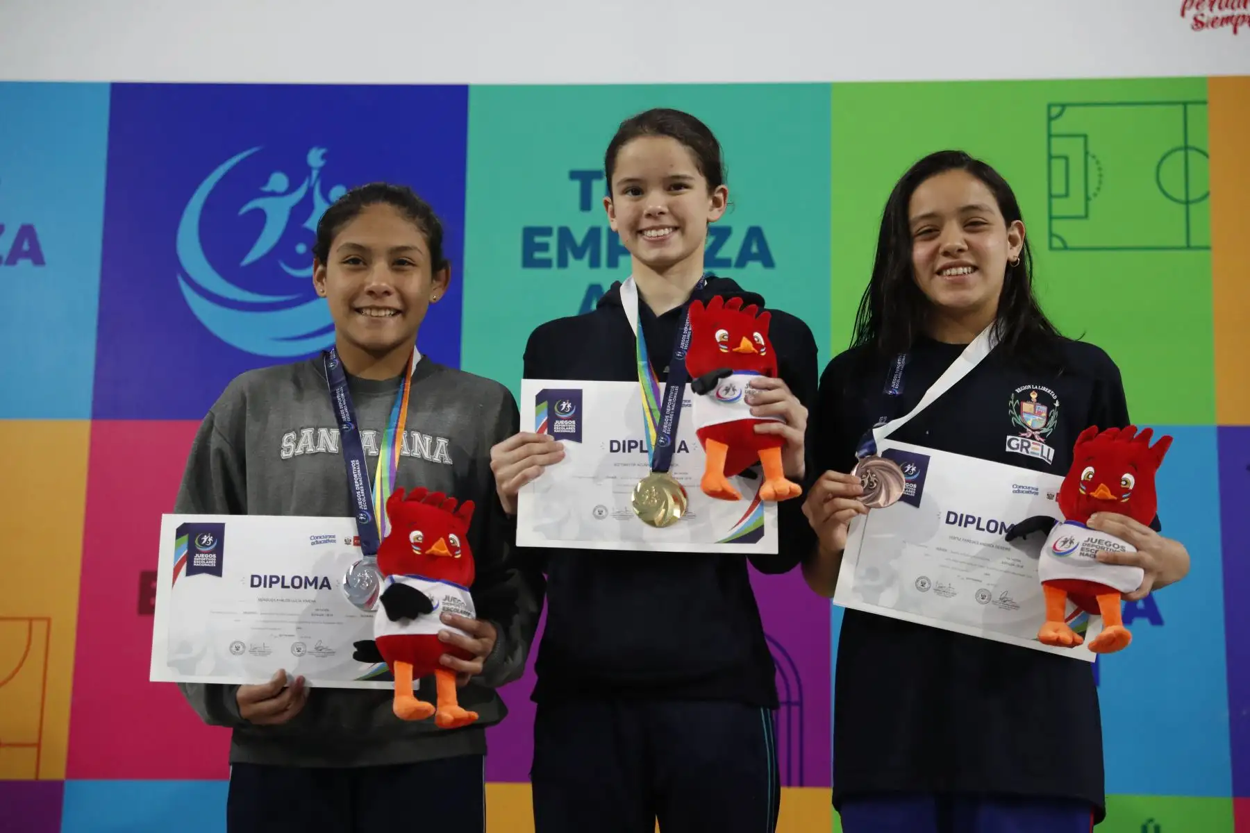 Alexia Sotomayor del Colegio Salcantay de Lima gana la medalla de oro categoria espalda 50m por  los Juegos Deportivos Escolares Nacionales en el Centro Acuático de la Videna.Foto: ANDINA/ Carlos Lezama
