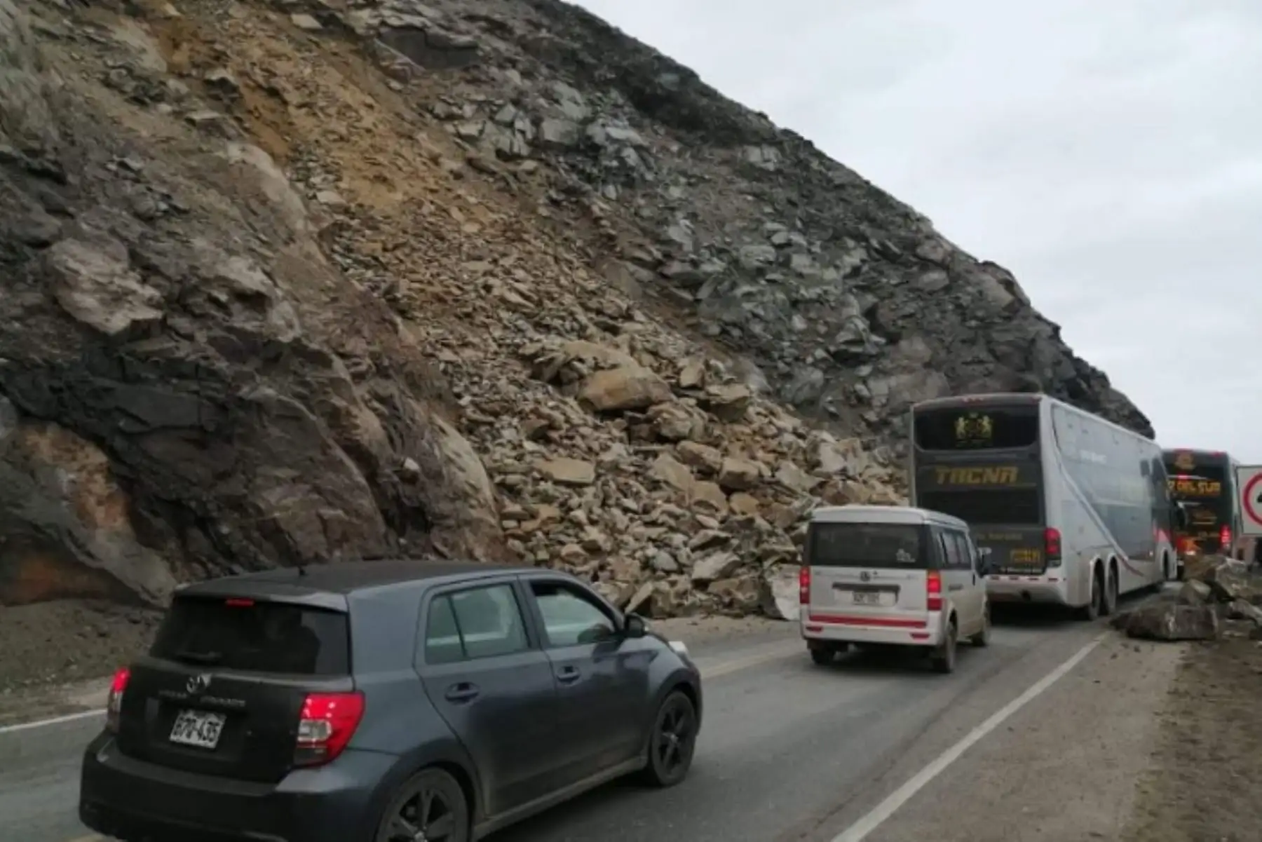 Personal y maquinaria pesada de de Provías Nacional trabajan en la limpieza de la carretera Panamericana Sur, a la altura del distrito de Ocoña, provincia arequipeña de Camaná, ya que el derrumbe de piedras que ocurrió esta madrugada obstaculiza el paso de vehículos.
