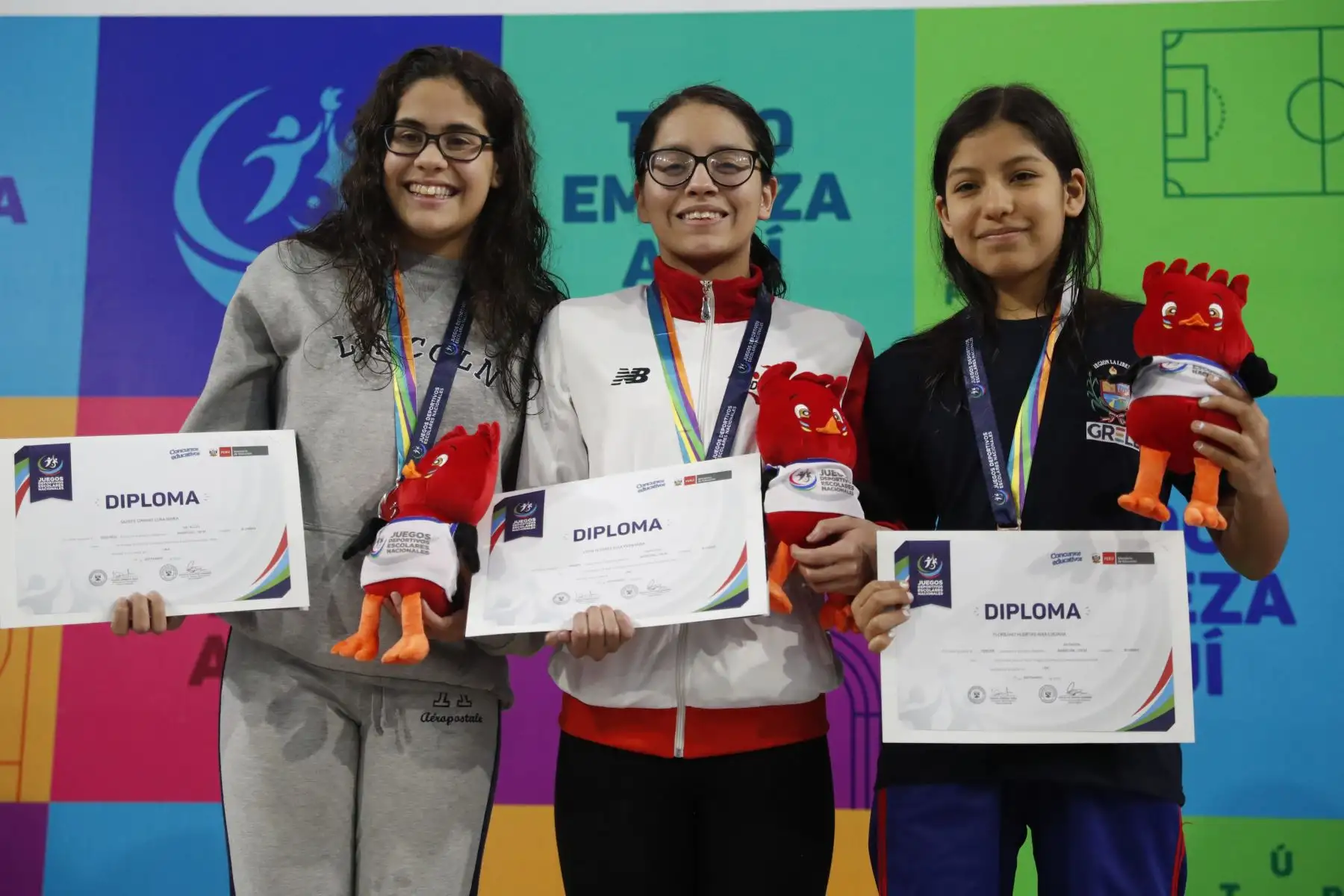 Fernanda León gana la medalla de oro estilo mariposa 100m. por  los Juegos Deportivos Escolares Nacionales en el Centro Acuático de la Videna.Foto: ANDINA/ Carlos Lezama