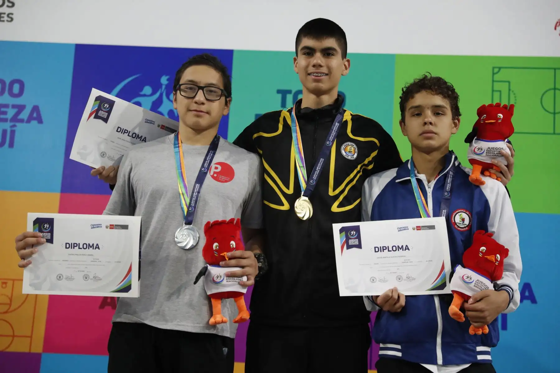 Joaquin Sosa gana la medalla de oro estilo mariposa durante los Juegos Deportivos Escolares Nacionales en el Centro Acuático de la Videna.Foto: ANDINA/ Carlos Lezama