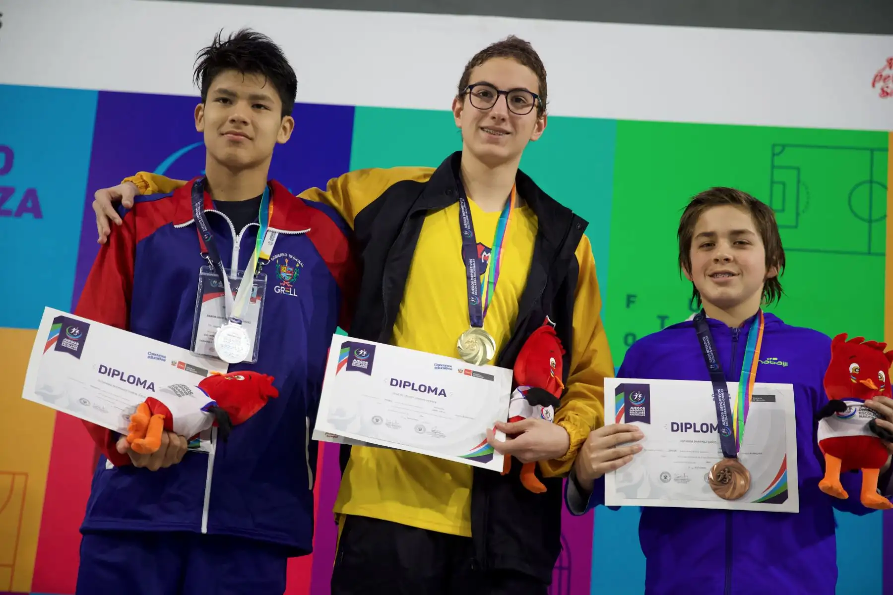 Miguel Saettone  del Colegio Markham de Lima gana la medalla de oro estilo espalda 50m.en los Juegos Deportivos Escolares Nacionales en el Centro Acuático de la Videna.Foto: ANDINA/ Carlos Lezama