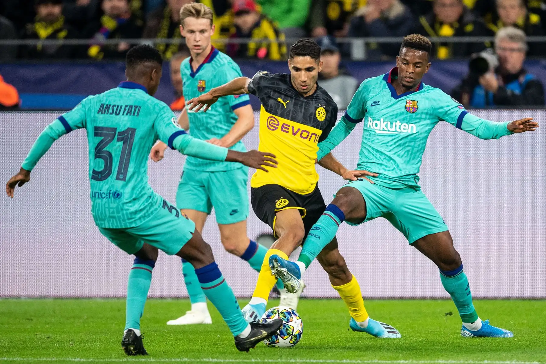 El defensor marroquí de Dortmund Achraf Hakimi (C) compite por el balón con el delantero de Guinea-Bissau de Barcelona Ansu Fati (L) y el defensor del Barsa Nelson Semedo (R) durante el partido de fútbol del Grupo F de la Liga de Campeones de la UEFA.Foto:AFP