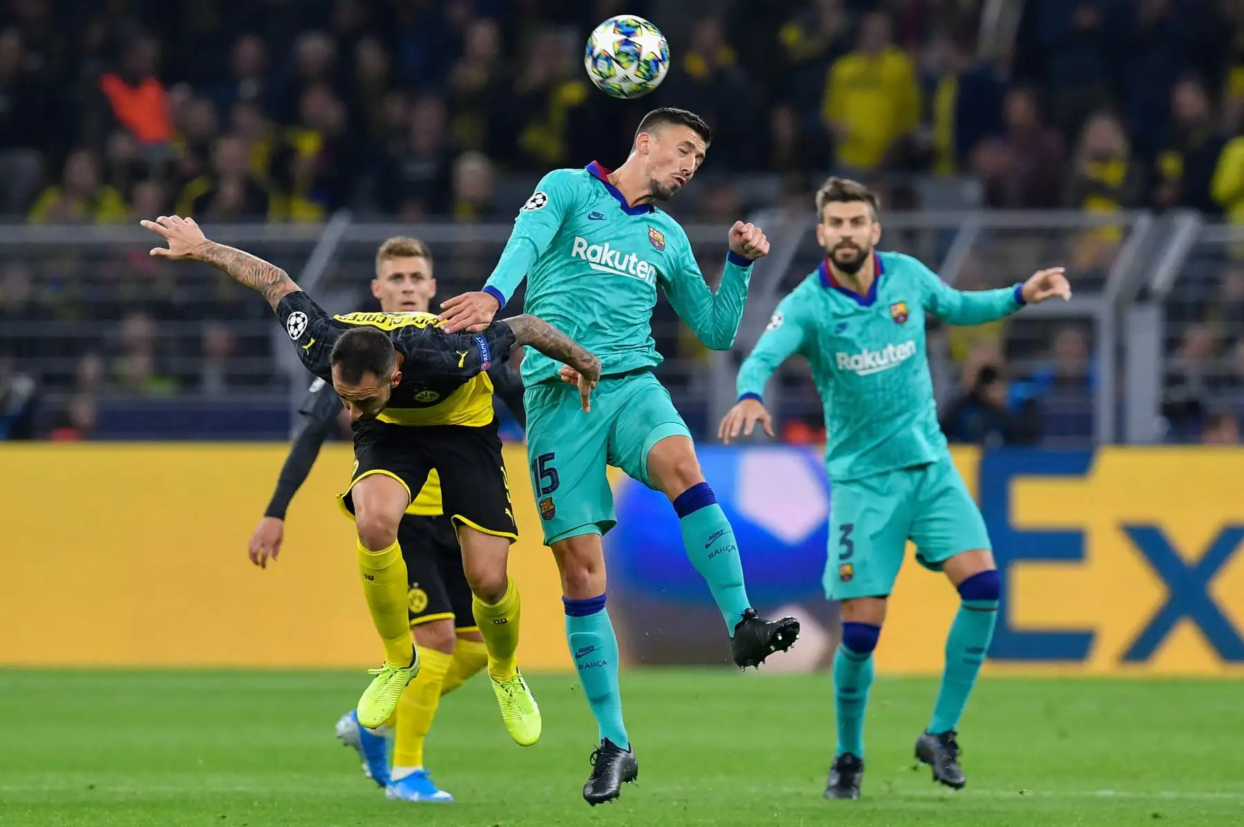 El delantero español del Dortmund Paco Alcacer (L) y el defensa francés del Barcelona Clement Lenglet (C) compiten por el balón durante el partido de fútbol del Grupo F de la UEFA Champions League.Foto:AFP