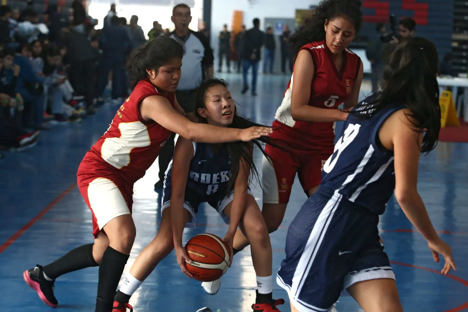 Colegio Ignacias Velásquez (San Martín) disputa encuentro con el colegio Federico Froebel de Ayacucho en los Juegos Deportivos Escolares Nacionales desarrollado en el colegio La Recoleta de La Molina. Foto: ANDINA/Vidal Tarqui