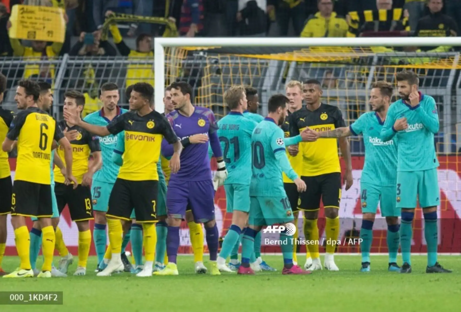 Los jugadores se dan la mano después del partido de fútbol del Grupo F de la UEFA Champions League Borussia Dortmund v FC Barcelona en Dortmund, Alemania.
Foto: AFP