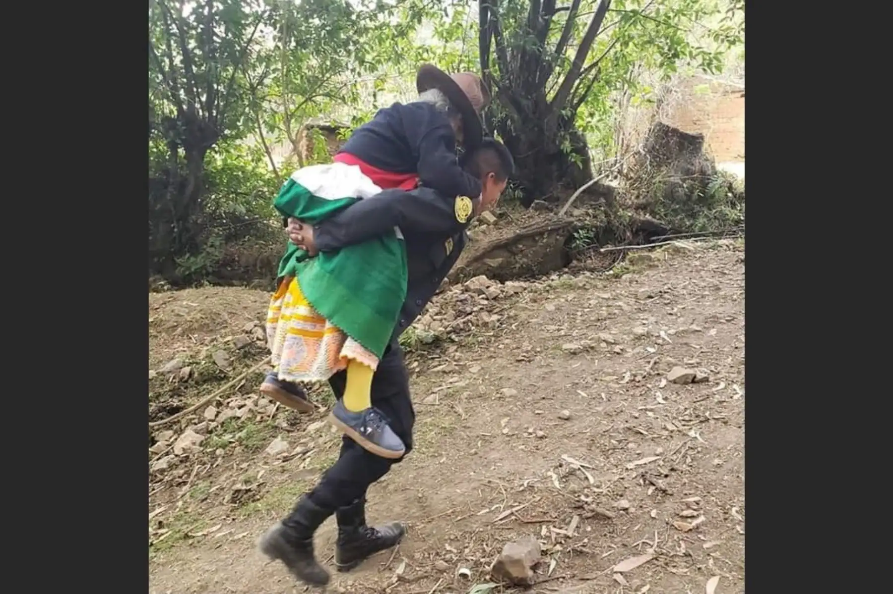Dos policías cargaron a una anciana enferma para que reciba atención médica en Huaraz, Áncash.