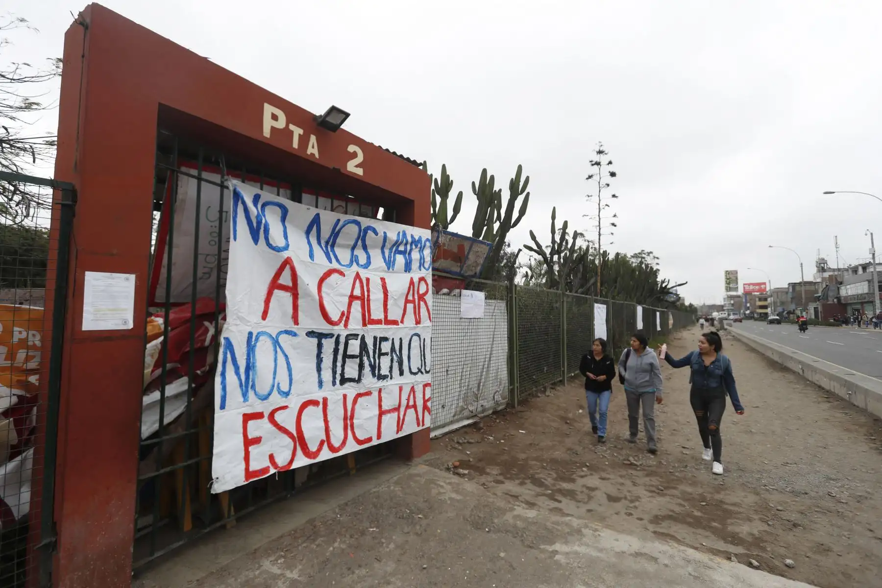Estudiantes de la universidad San Marcos, bloquean las principales calles  cerca a la ciudad universitaria en protesta contra la construcción del bypass