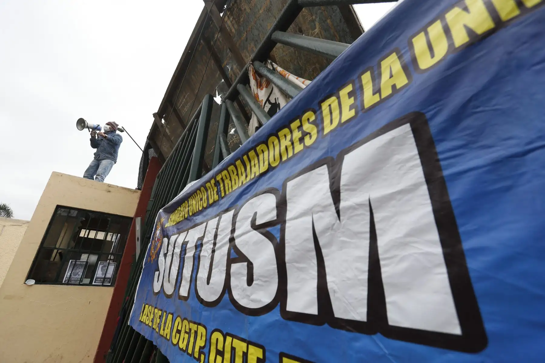 Estudiantes de la universidad San Marcos, hacen guardia en la puerta principal de la ciudad universitaria  en protesta contra la construcción del bypass.
Foto: ANDINA/ Renato Pajuelo