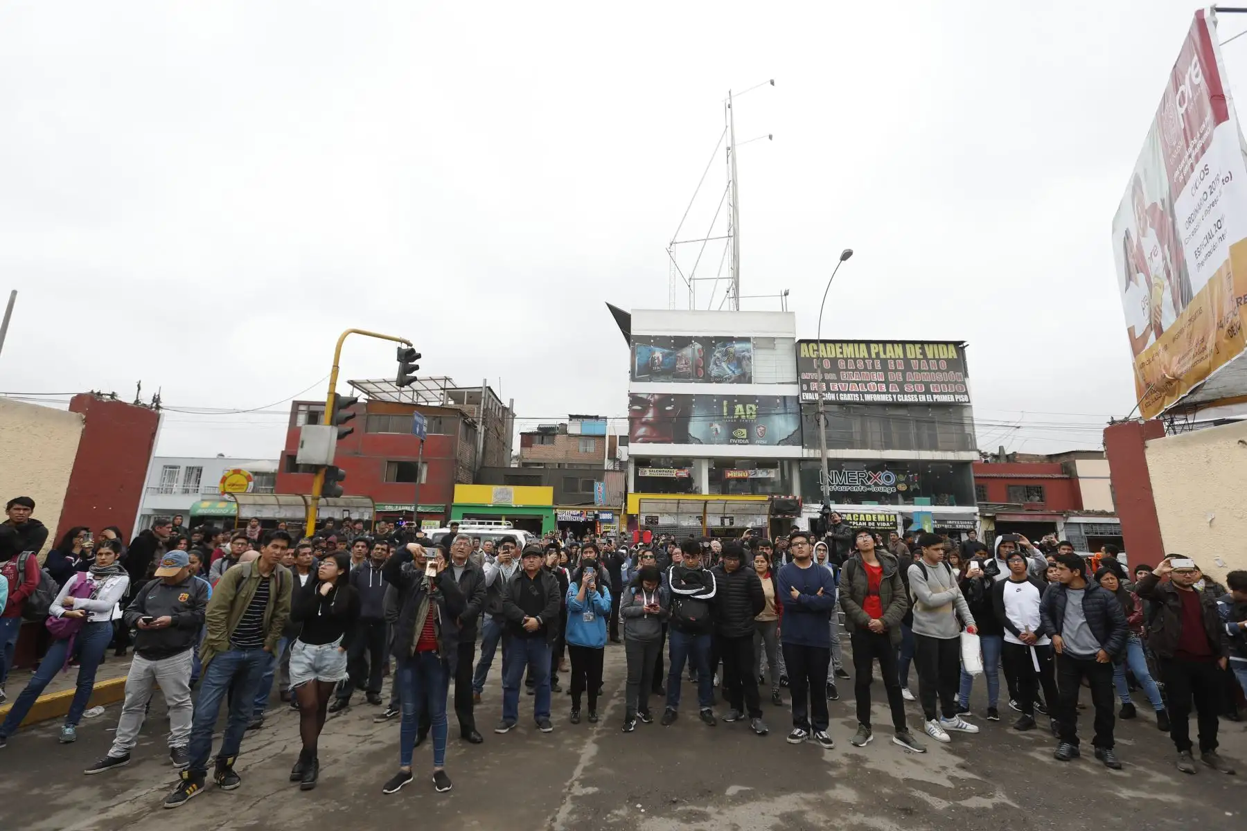 Estudiantes de la universidad San Marcos, hacen guardia en la puerta principal de la ciudad universitaria  en protesta contra la construcción del bypass.
Foto: ANDINA/ Renato Pajuelo