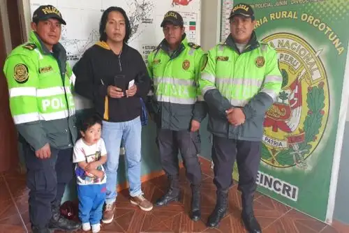 Demostrando ética y honestidad, dos policías que laboran en la Comisaría de Orcotuna, en la provincia de Concepción, región Junín, devolvieron a su propietario un costoso celular que hallaron cuando realizaban patrullaje rutinario por las calles del distrito.