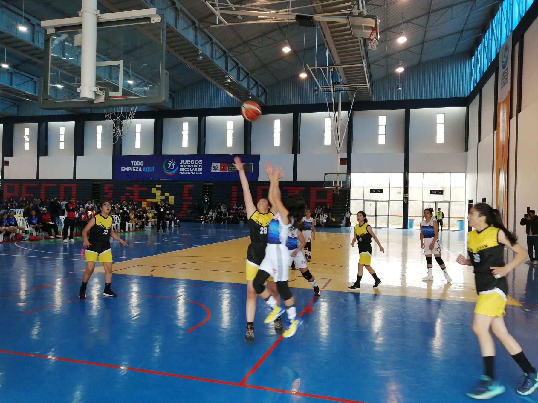 Cuatro colegios clasificaron a la semifinal de baloncesto femenino y masculino de los Juegos Deportivos Escolares 2019. Foto: Luis Zuta.