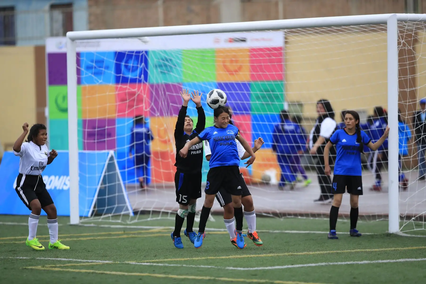 Milagros Campos y Mesedi Castillo del colegio 14469 de Piura rechazan el balón durante el encuentro contra el colegio 64553 Ticumpinia de Cusco en el marco de los Juegos Deportivos Escolares, sede Bartolomé Herrera.


Foto: Andina/Juan Carlos Guzman Negrini