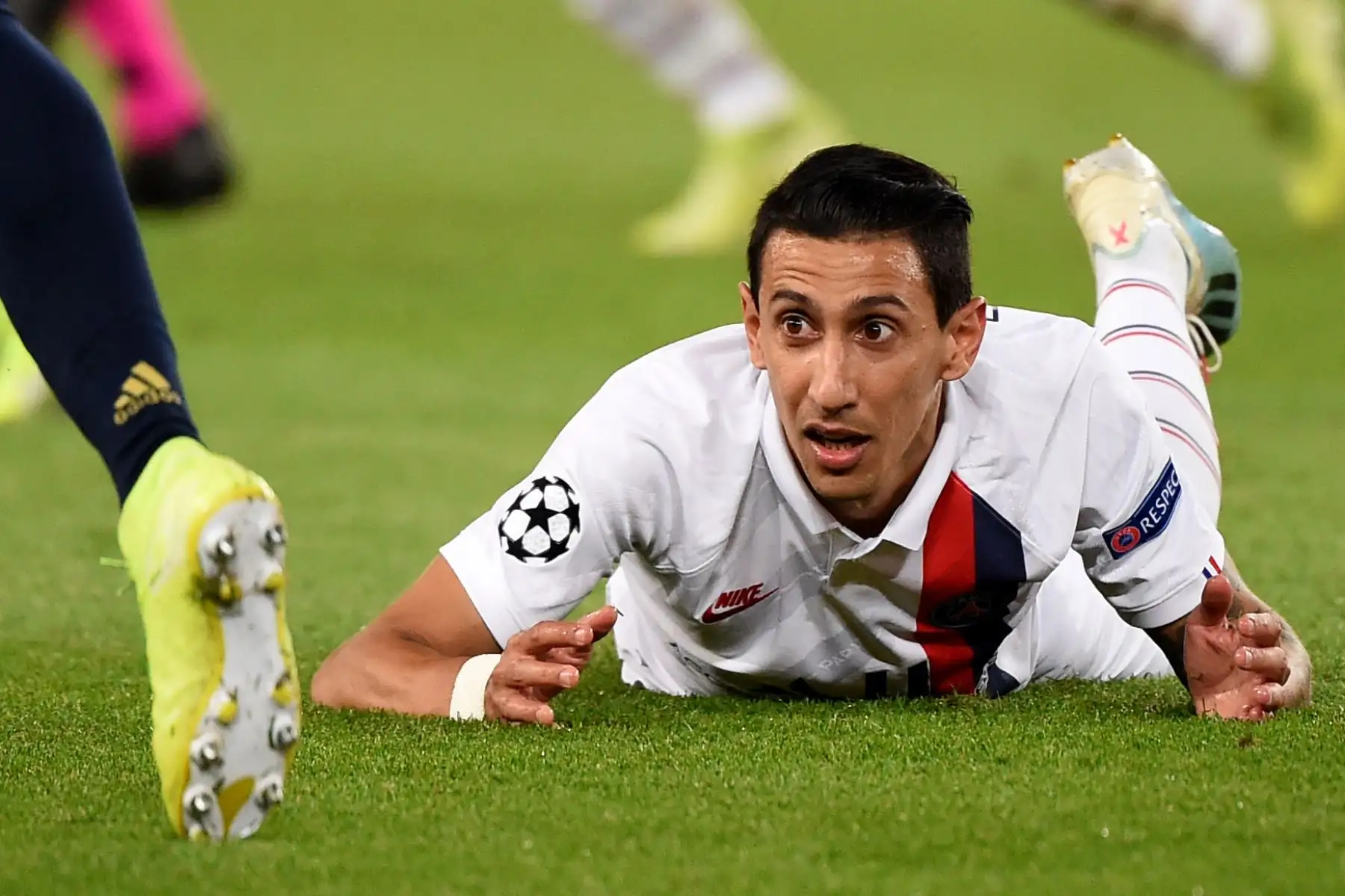 El centrocampista argentino del Paris Saint-Germain, Angel Di Maria, reacciona durante el partido de fútbol del Grupo A de la UEFA Champions League entre el Paris Saint-Germain y el Real Madrid.
Foto: AFP
