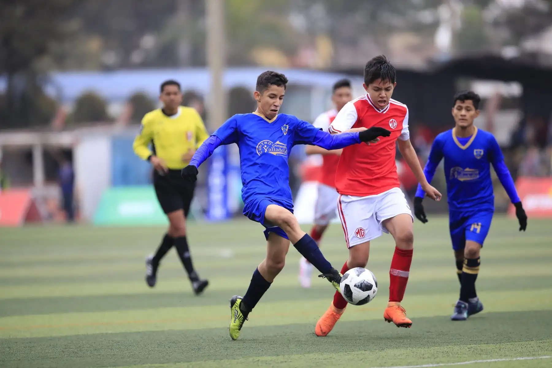 Colegio Los Morochucos de Ayacucho en disputa del balón con Michaele Mendoza del colegio Miguel Grau de Apurímac en el marco de los Juegos Deportivos Escolares, sede Campo de Marte.


Foto: Andina/Juan Carlos Guzman Negrini