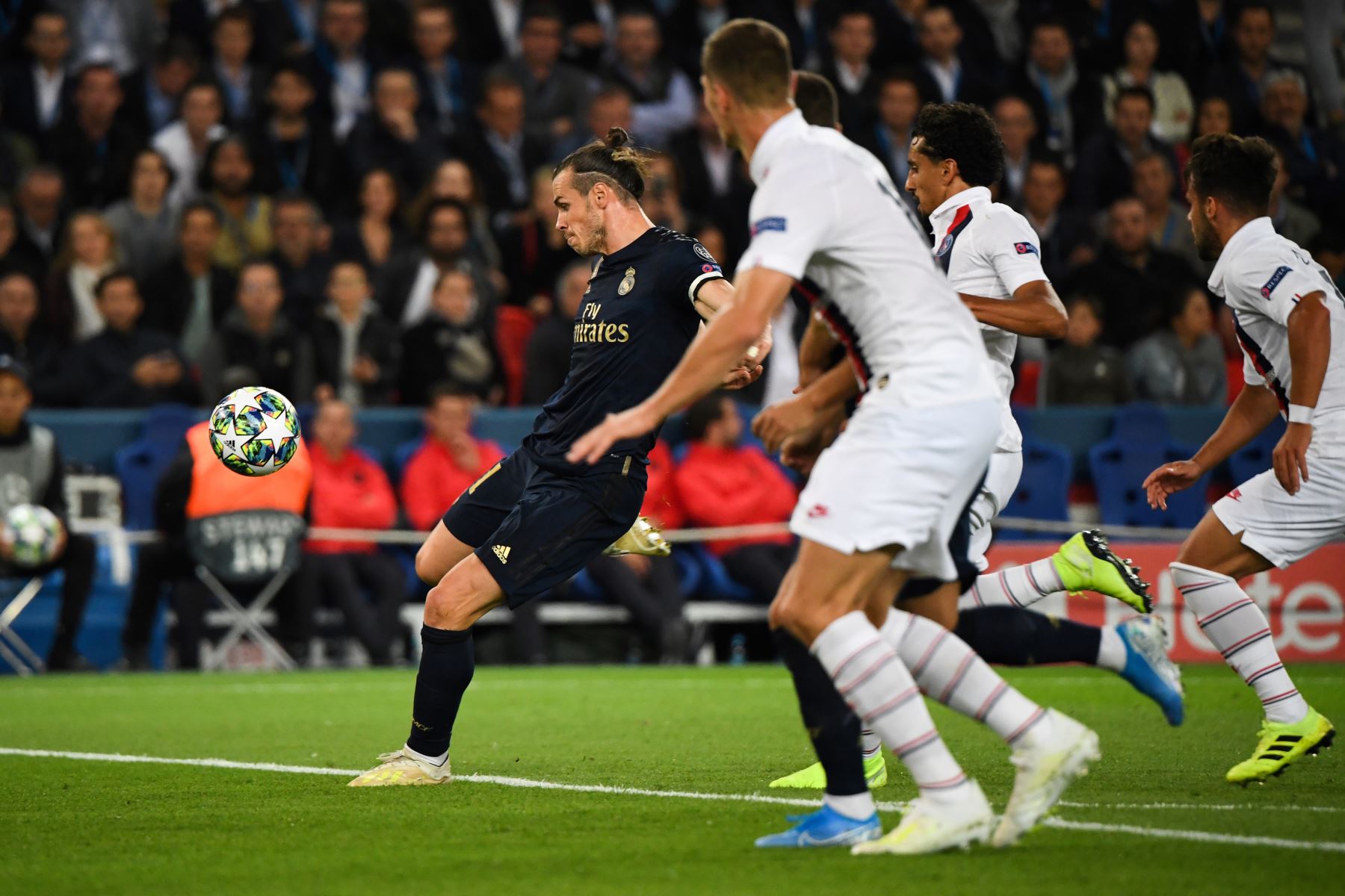 El alero galés del Real Madrid, Gareth Bale, controla el balón antes de disparar y anotar durante el partido de fútbol del Grupo A de la Liga de Campeones de la UEFA entre el París Saint-Germain y el Real Madrid.
Foto:AFP