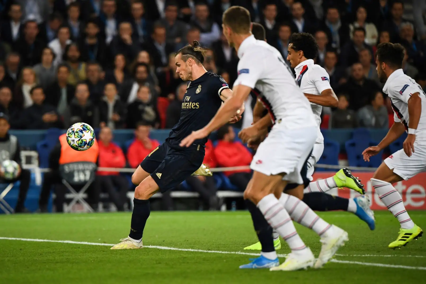 El alero galés del Real Madrid, Gareth Bale, controla el balón antes de disparar y anotar durante el partido de fútbol del Grupo A de la Liga de Campeones de la UEFA entre el París Saint-Germain y el Real Madrid.
Foto:AFP