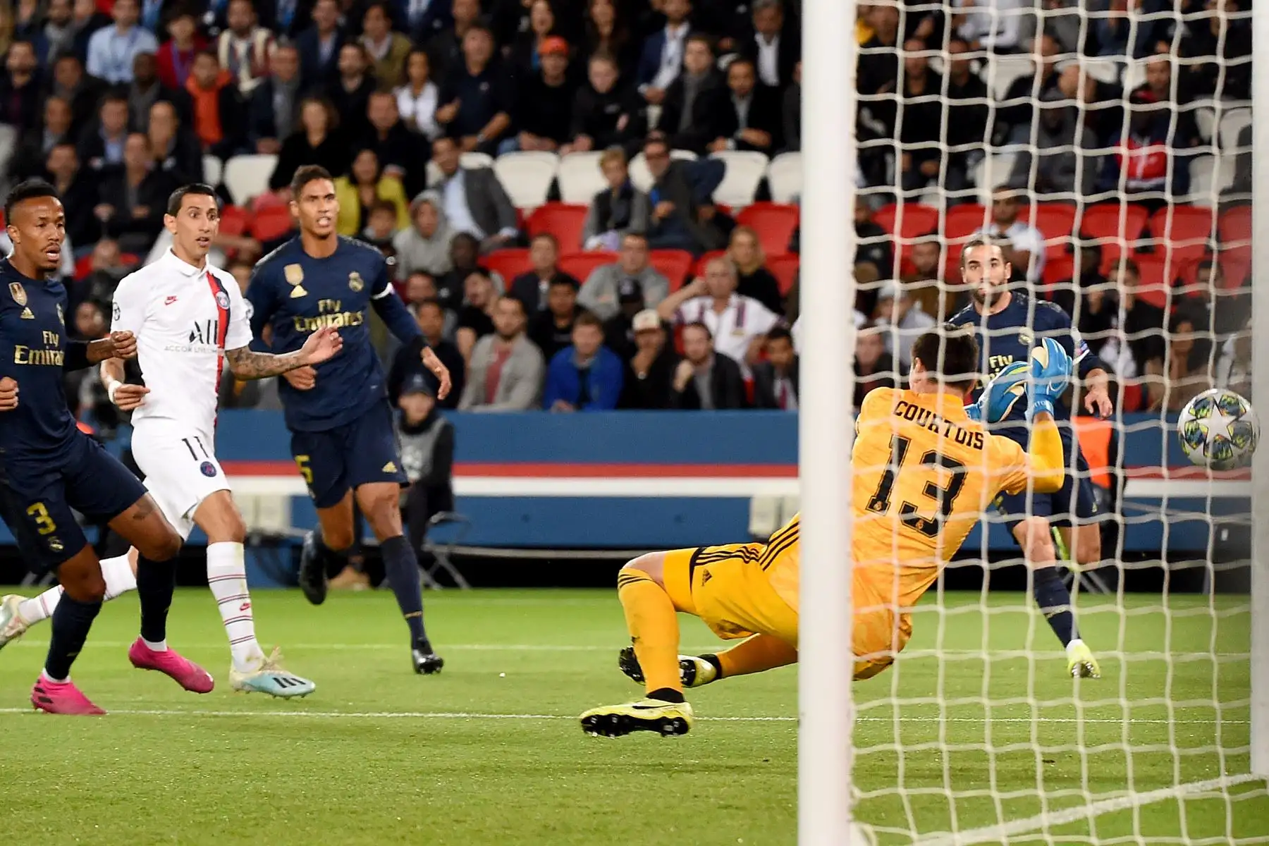 El mediocampista argentino del Paris Saint-Germain, Angel Di Maria, marca el primer gol de su equipo durante el partido de fútbol del Grupo A de la UEFA Champions League entre el París Saint-Germain y el Real Madrid.
Foto: AFP