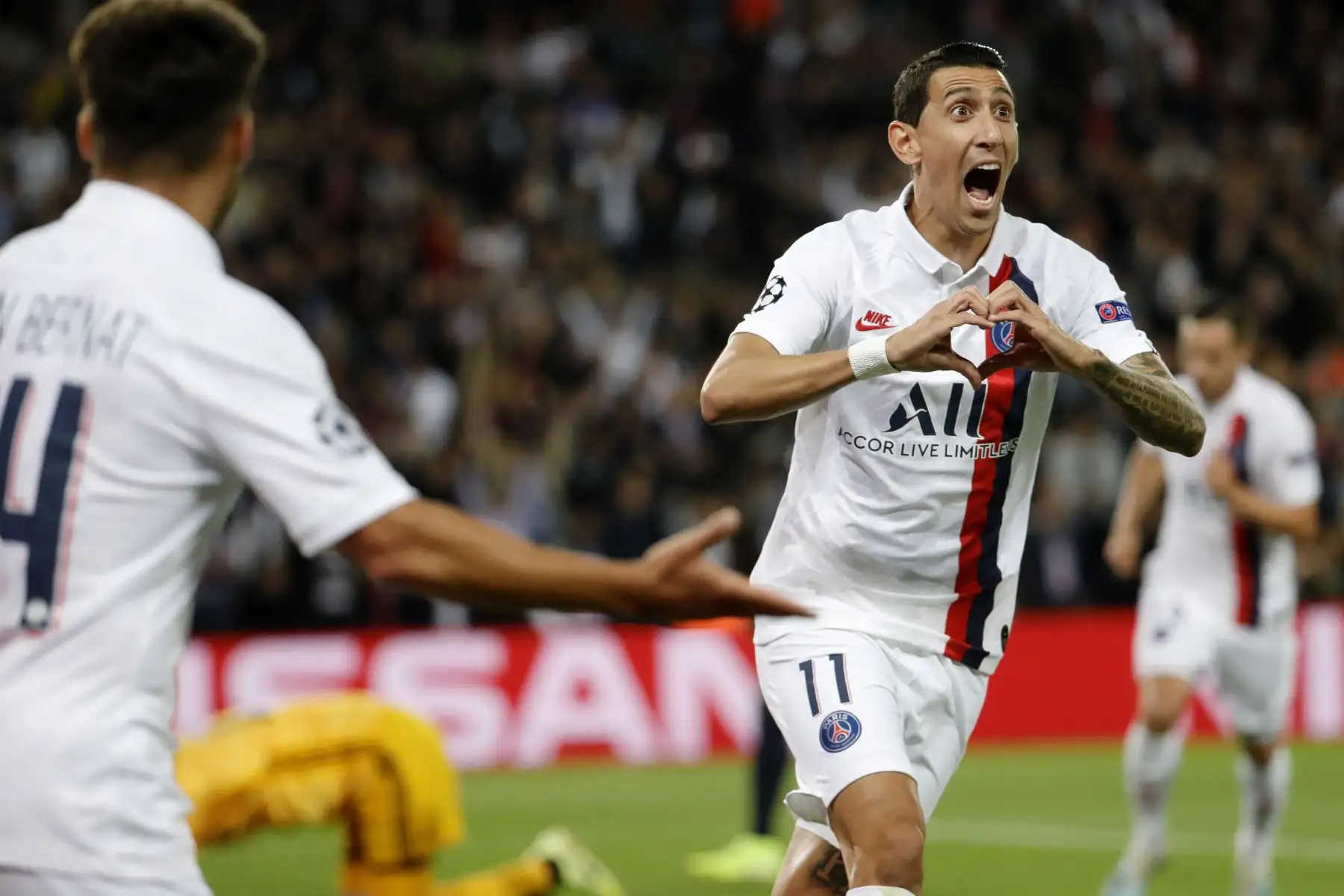 El mediocampista argentino del Paris Saint-Germain, Angel Di Maria, celebra el primer gol de su equipo durante el partido de fútbol del Grupo A de la UEFA Champions League entre el París Saint-Germain y el Real Madrid.
Foto: AFP