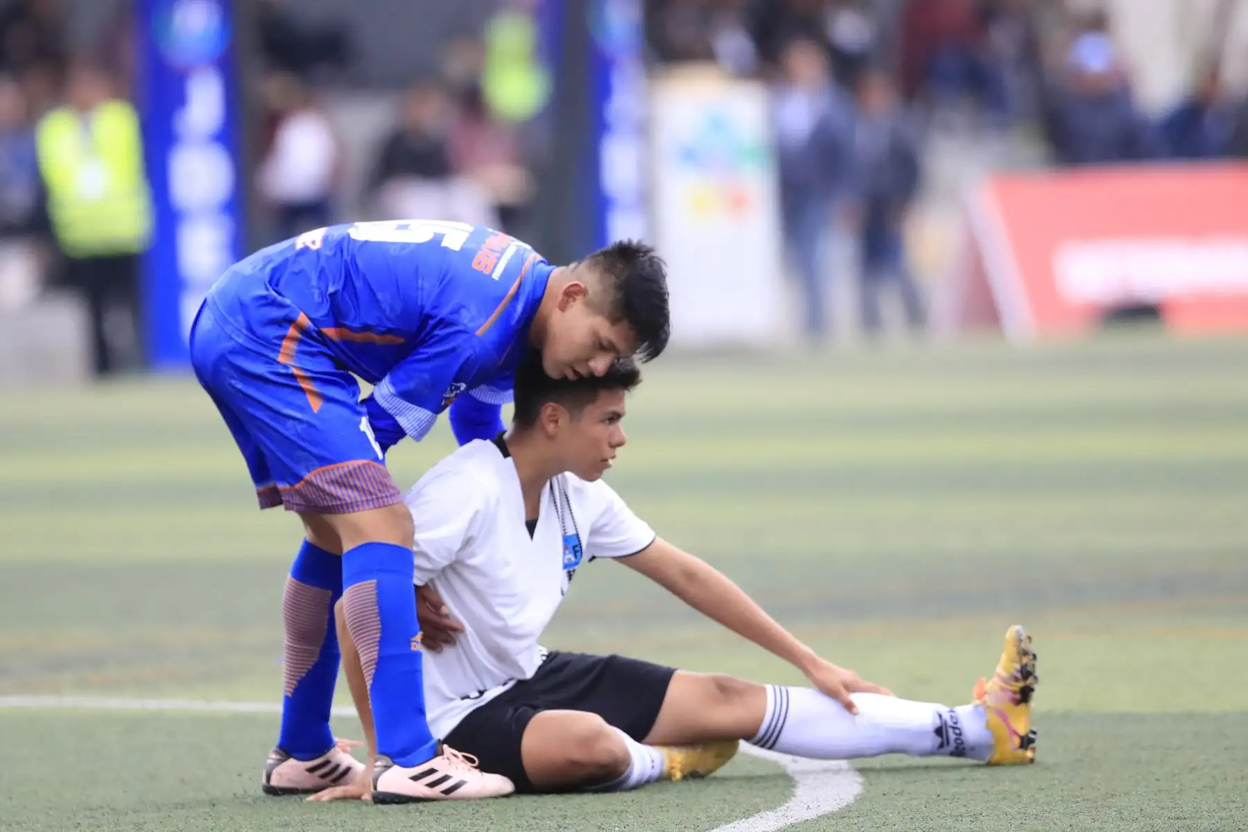Encuentro de fútbol entre los colegios Serafín Filomeno de San Martín y Praxis La Esperanza de Junín en el marco de los Juegos Deportivos Escolares, sede Campo de Marte.


Foto: Andina/Juan Carlos Guzmán Negrini