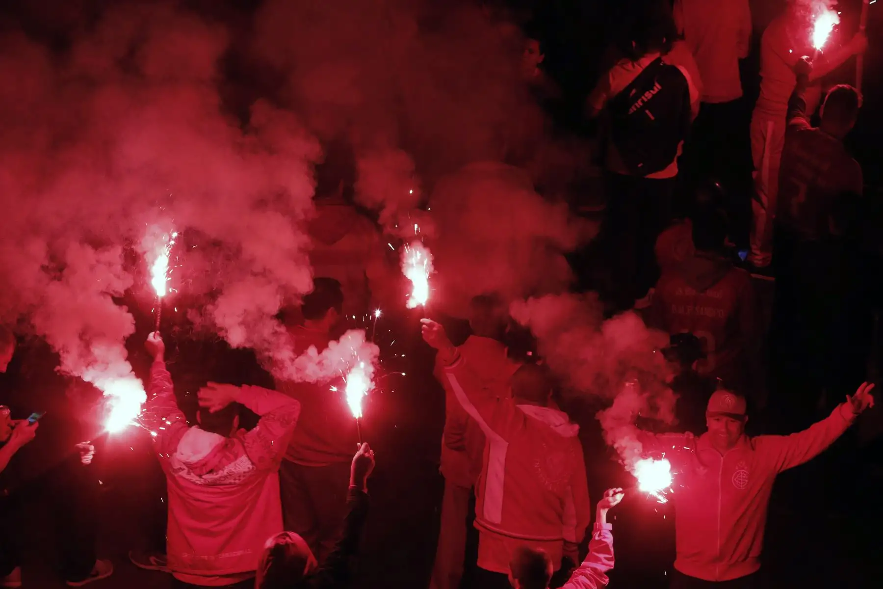 Hinchas del Internacional de Brasil alientan a su equipo antes del partido de fútbol por la final de la Copa de Brasil contra el Atletico Paranaense. Foto: AFP