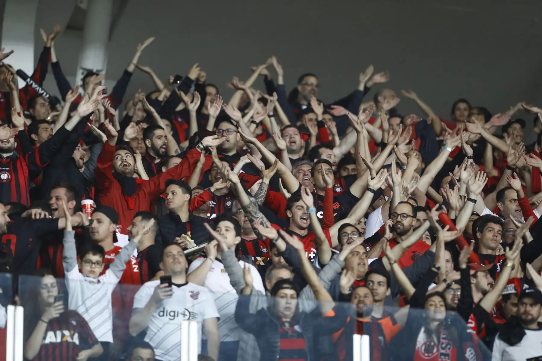 Hinchas del Internacional de Brasil alientan a su equipo antes del partido de fútbol por la final de la Copa de Brasil contra el Atletico Paranaense. Foto: AFP
