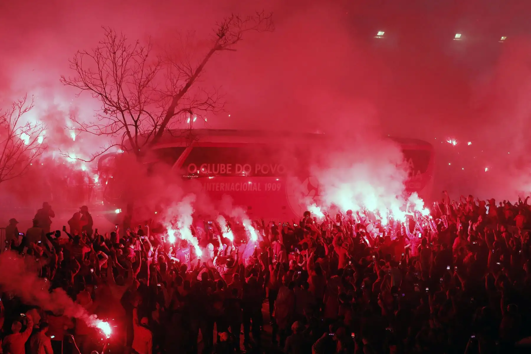 Hinchas del Internacional de Brasil alientan a su equipo antes del partido de fútbol por la final de la Copa de Brasil contra el Atletico Paranaense. Foto: AFP