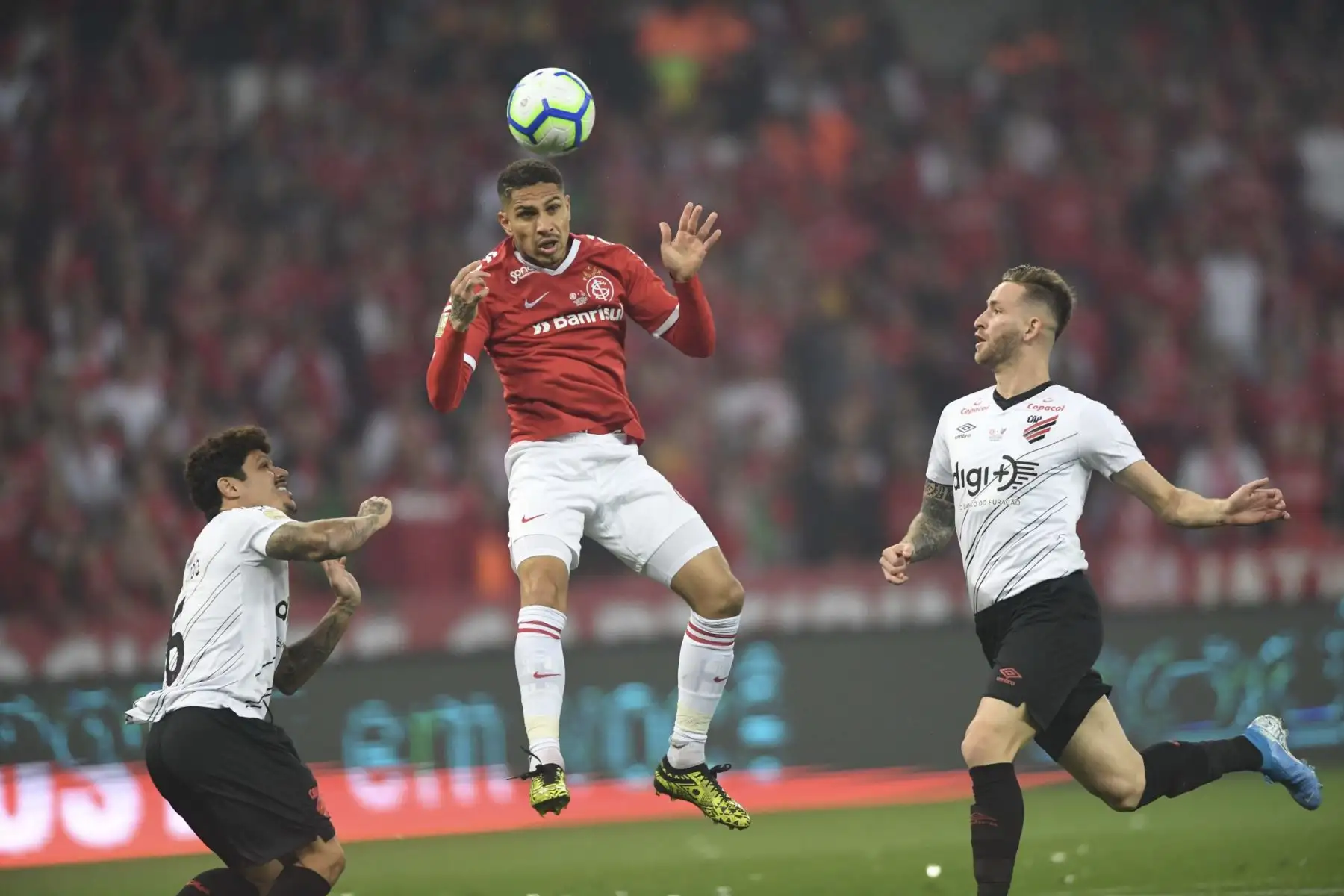 Paolo Guerrero del Internacional cabecea la pelota durante la final de la Copa Brasil contra el Atletico Paranaense. Foto:Twitter/ @SCInternacional