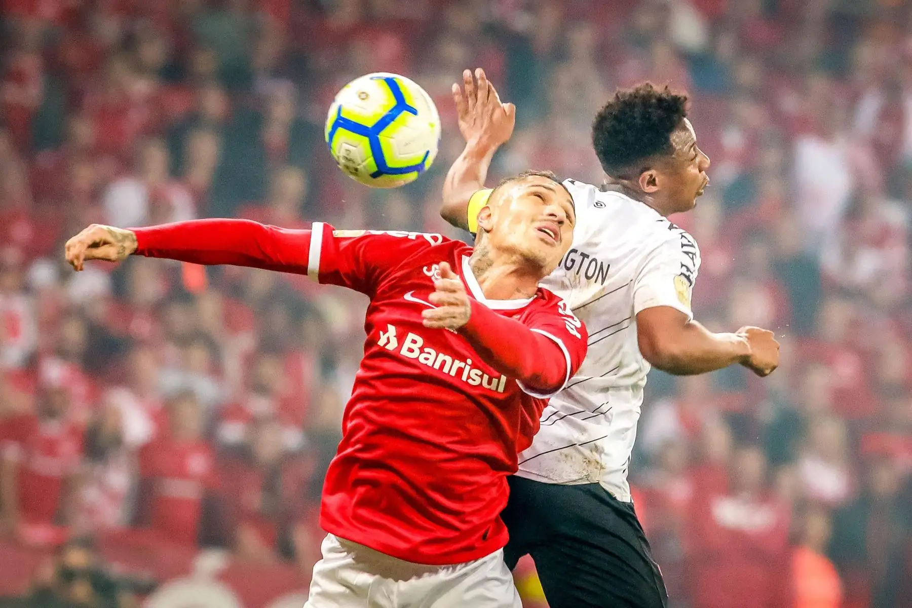 Paolo Guerrero del Internacional disputa el balón con Wellington de Paranaense en la final de la Copa Brasil. Foto: EFE