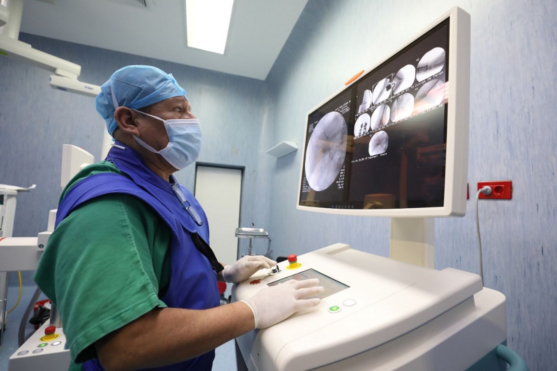 Equipo móvil de rayos X adquirido por EsSalud mejora los procedimientos de cirugía en el hospital Virgen de la Puerta.