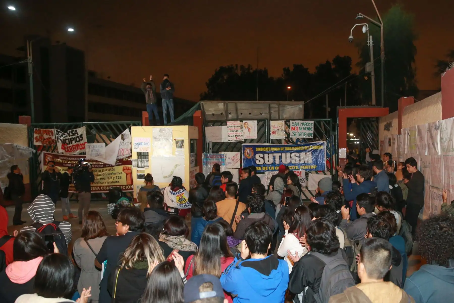 El campus de la Universidad Nacional Mayor de San Marcos (UNMSM) es tomado por estudiantes que se oponen a la cesión de 9,500 metros cuadrados del terreno de esta casa de estudios para culminar las obras de la avenida Universitaria y el bypass de la avenida Venezuela.Foto: ANDINA/Jhony Laurente