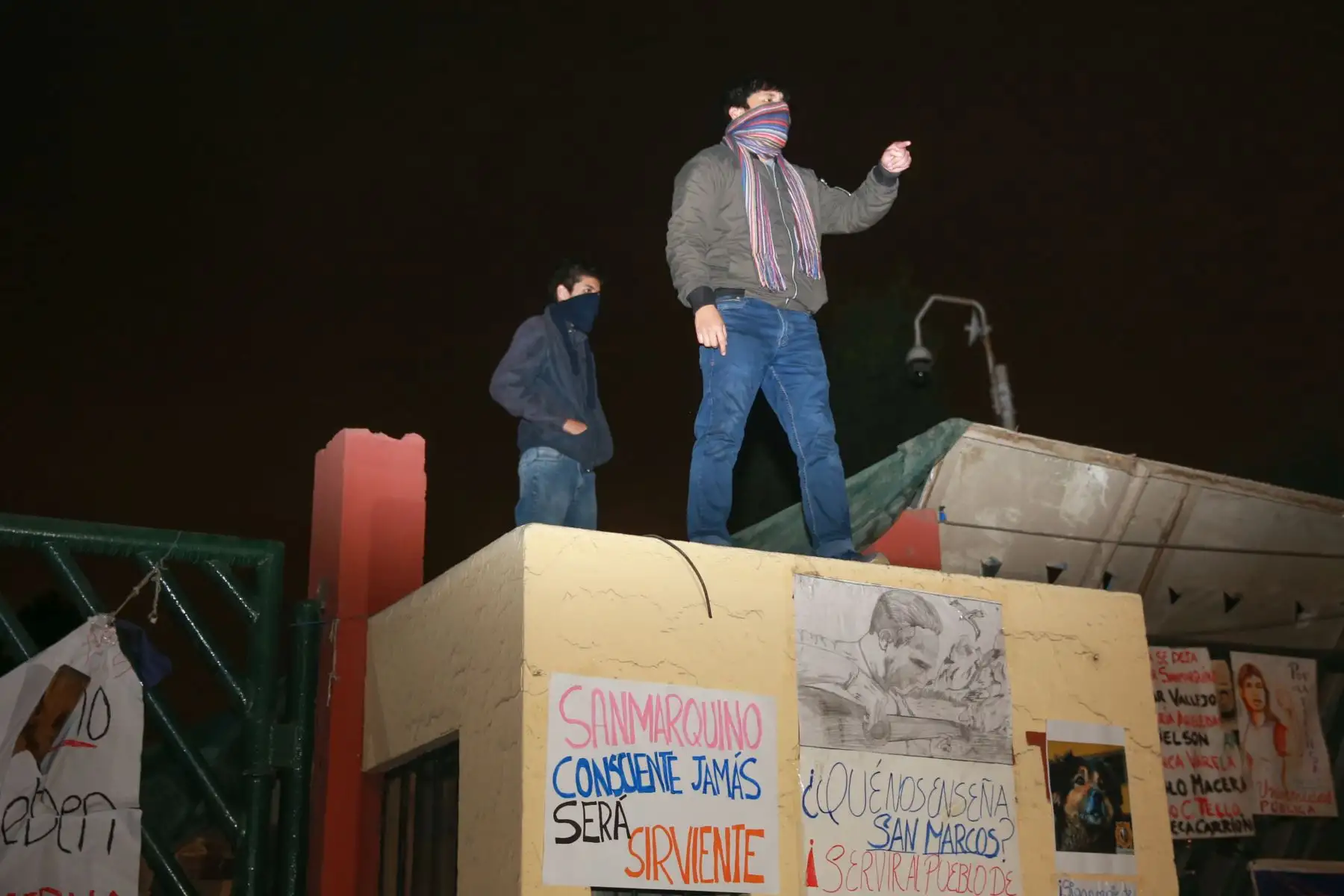 El campus de la Universidad Nacional Mayor de San Marcos (UNMSM) es tomado por estudiantes que se oponen a la cesión de 9,500 metros cuadrados del terreno de esta casa de estudios para culminar las obras de la avenida Universitaria y el bypass de la avenida Venezuela.Foto: ANDINA/Jhony Laurente