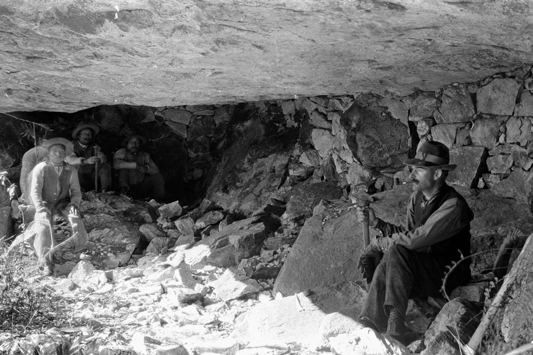 Una vista de linterna de la cueva n. ° 9, una de las cuevas funerarias más grandes, en cuyo piso se encontraron varios esqueletos.Foto:  Hiram Bingham / National Geographic