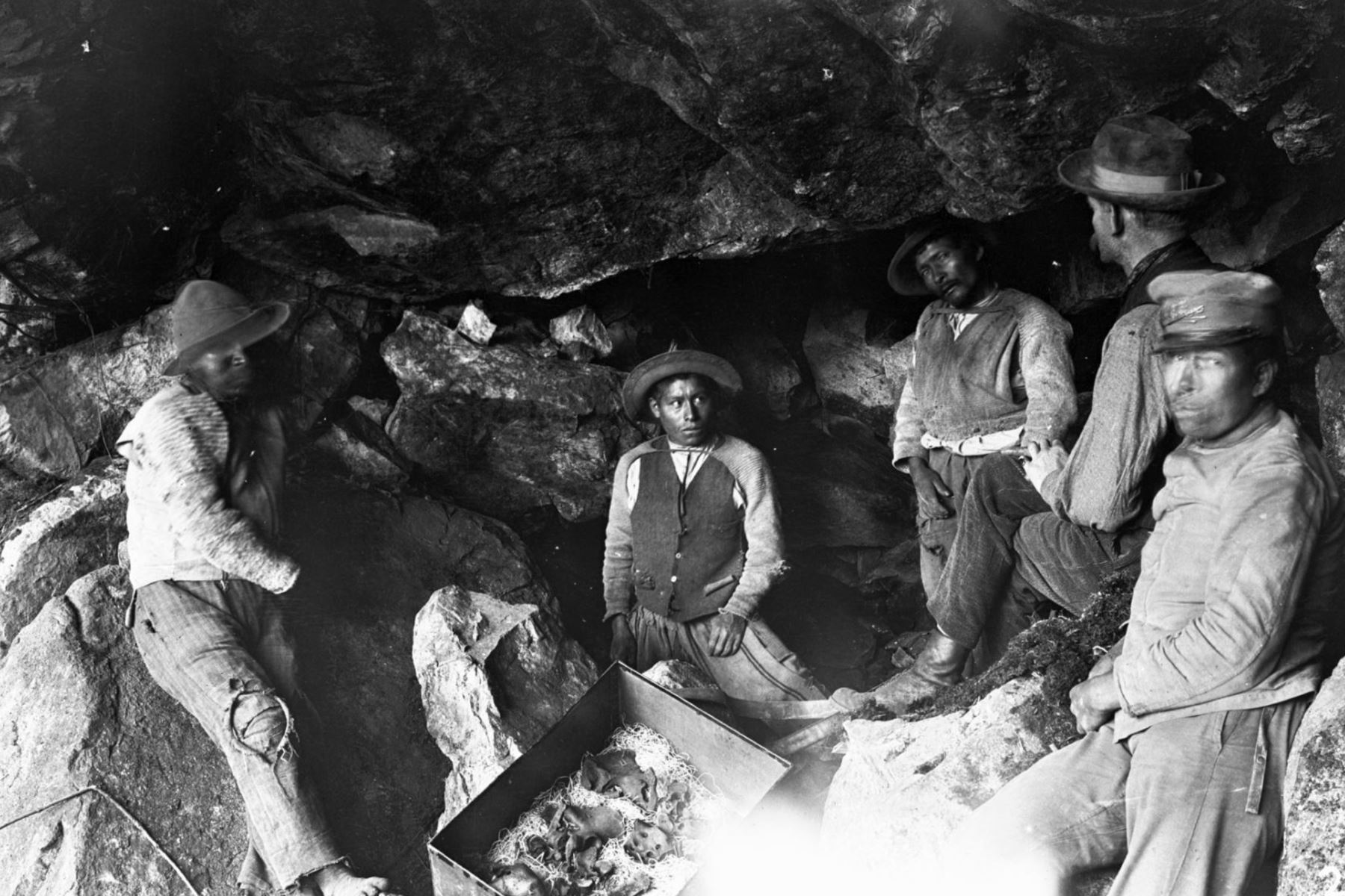 Una vista de linterna del interior de la cueva No. 11, que muestra al osteólogo, el Dr. Eaton, y sus ayudantes indios durante la excavación de un esqueleto humano.
Foto:  Hiram Bingham / National Geographic