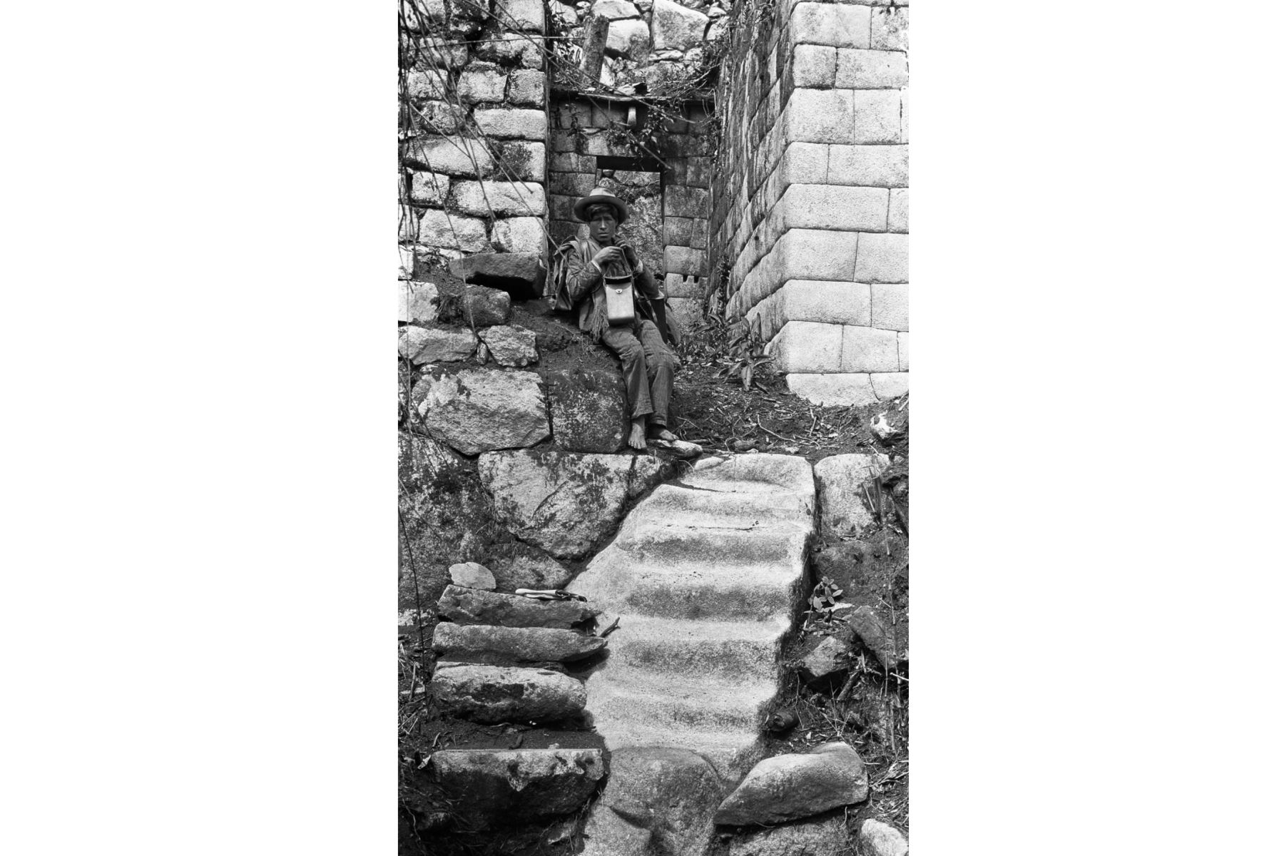 La escalera en esta imagen conduce desde las casas bellamente hechas de lo que se ha llamado el Grupo Princesa, debido a la exquisitez del trabajo en piedra, hasta las casas más toscas que alguna vez fueron ocupadas por los retenedores y los miembros menos importantes del familia que ocupaba esta sección de la ciudad.
Foto:  Hiram Bingham / National Geographic