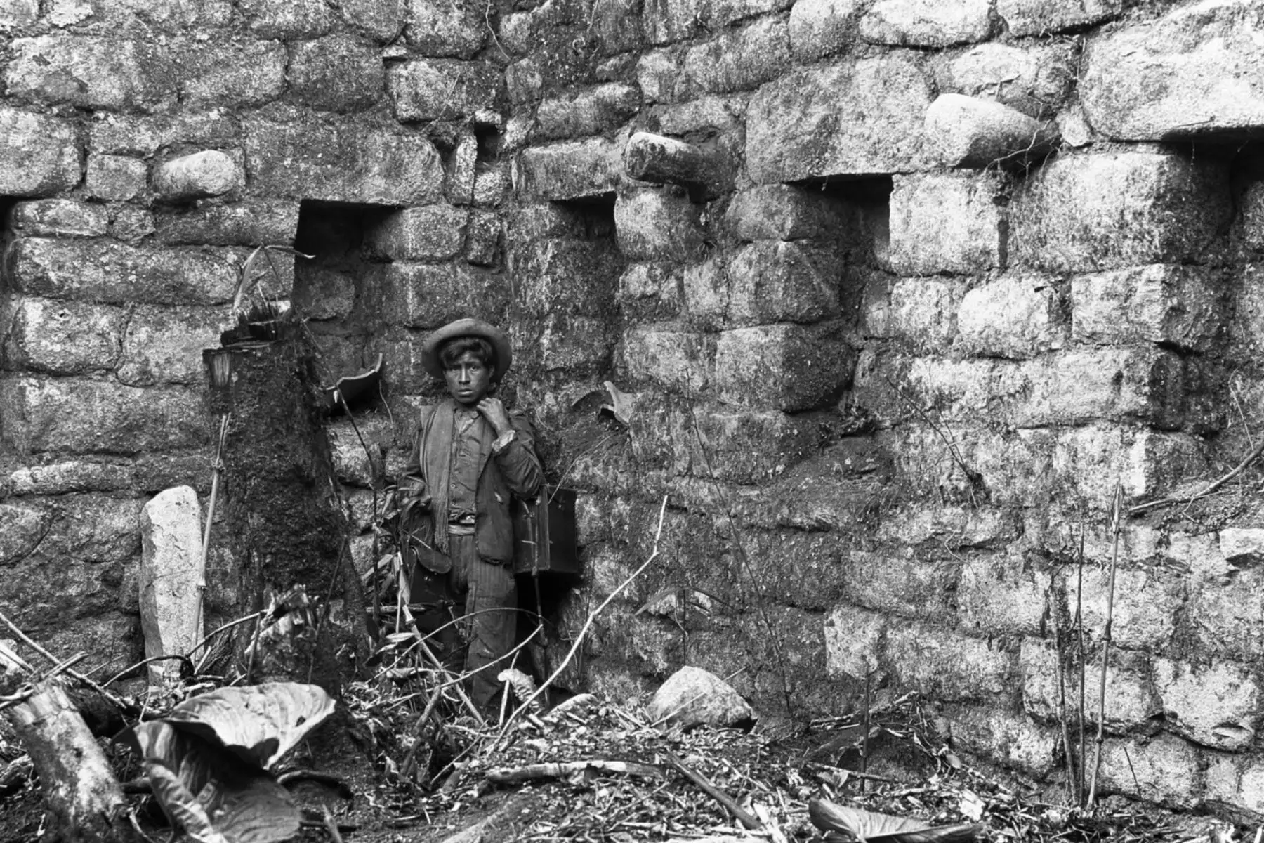 En muchas de las casas hay piedras redondas o cuadradas que se proyectan entre los nichos.
Foto:  Hiram Bingham / National Geographic